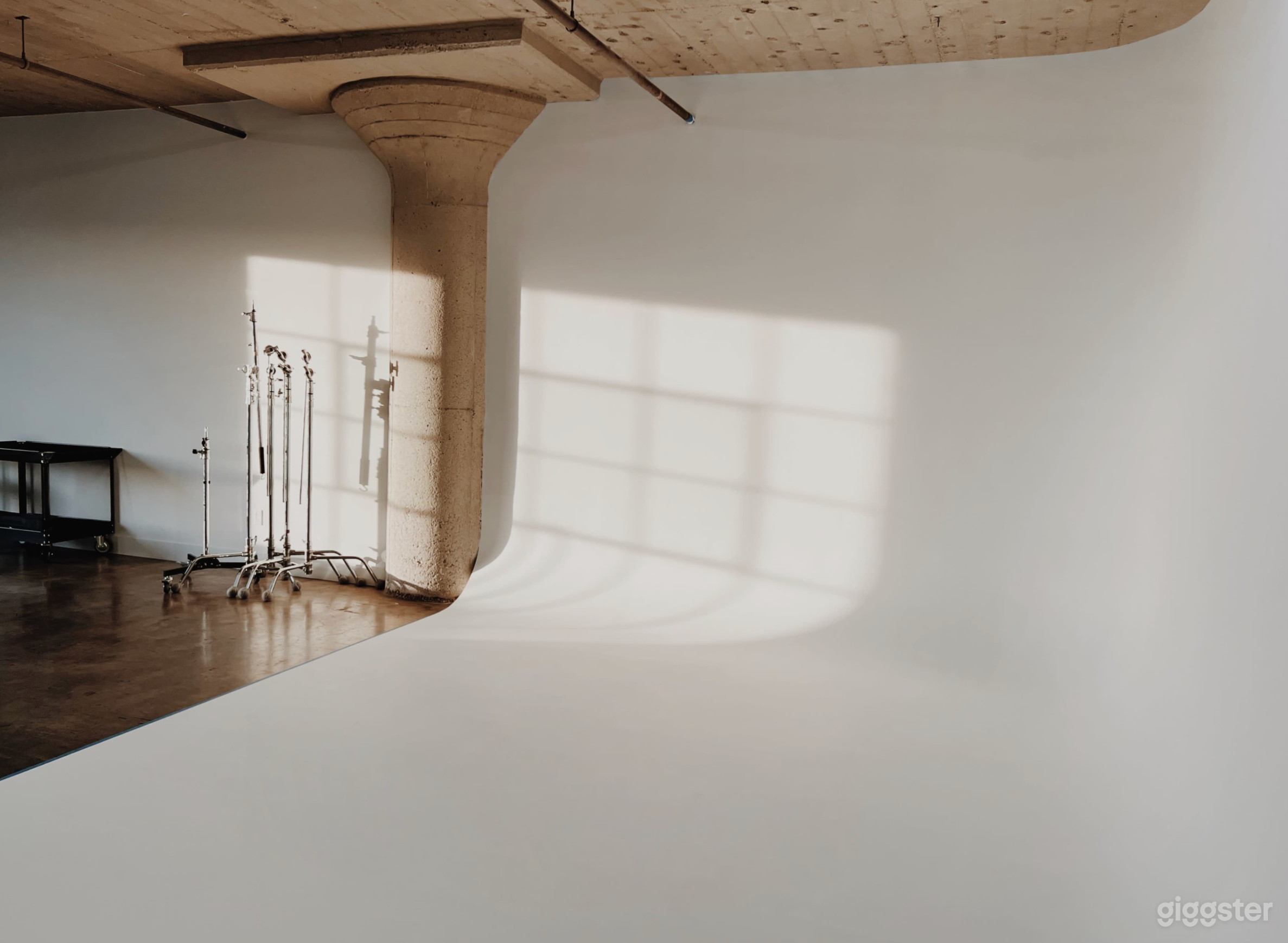 Bright, Cyc Wall Studio with Equipment and AC DTLA 03 Photo 1