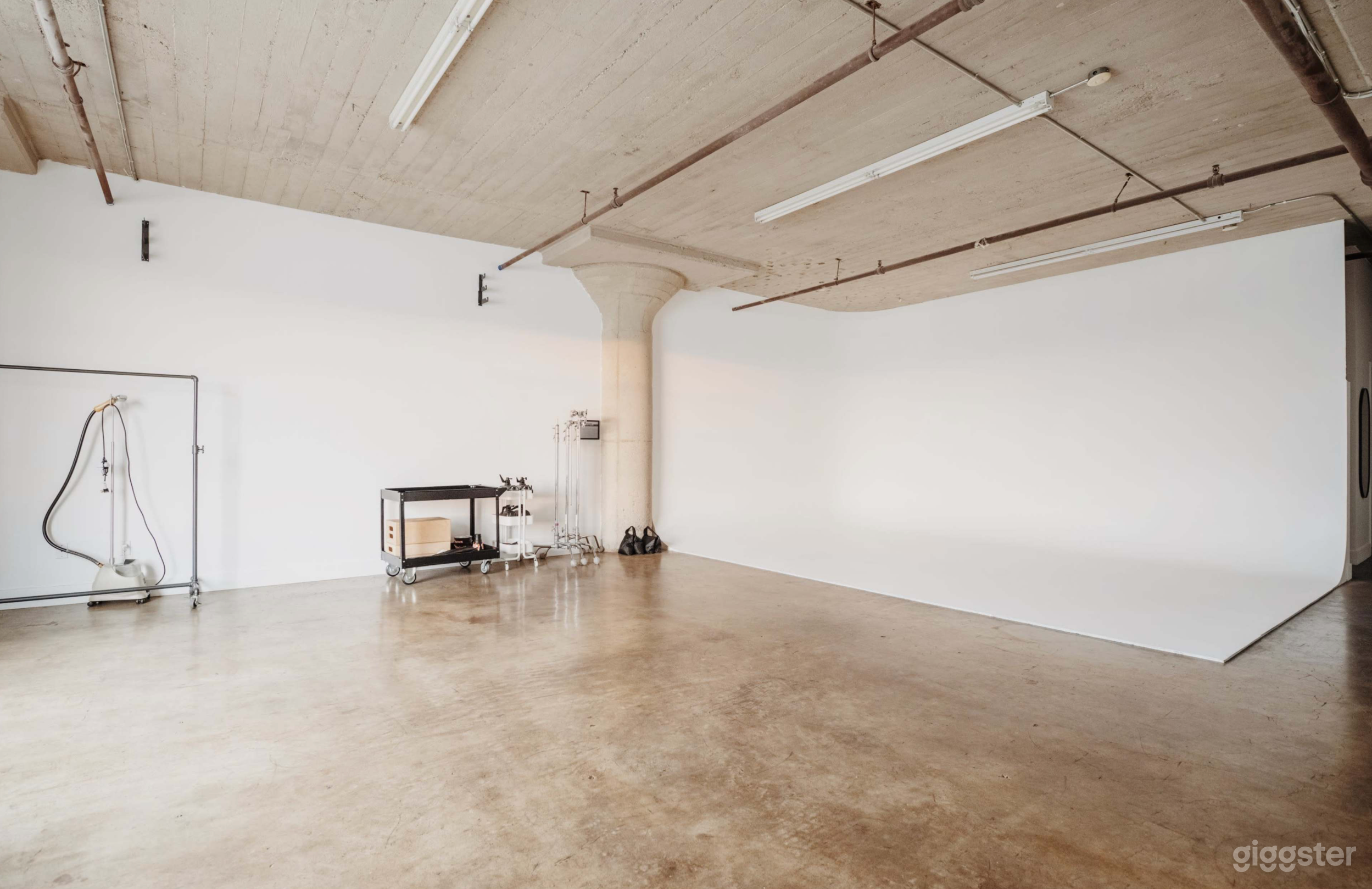 Bright, Cyc Wall Studio with Equipment and AC DTLA 03 Photo 4