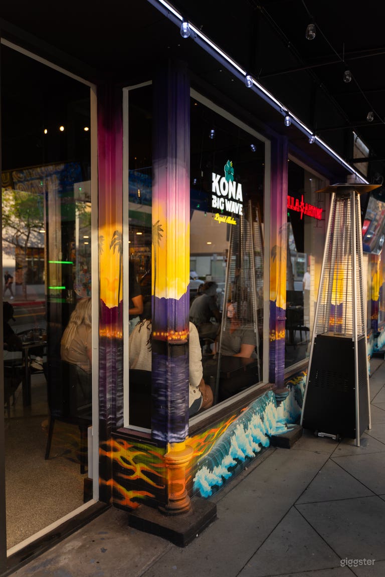  Moderne Bar in Strandnähe mit TVs & Terrasse 