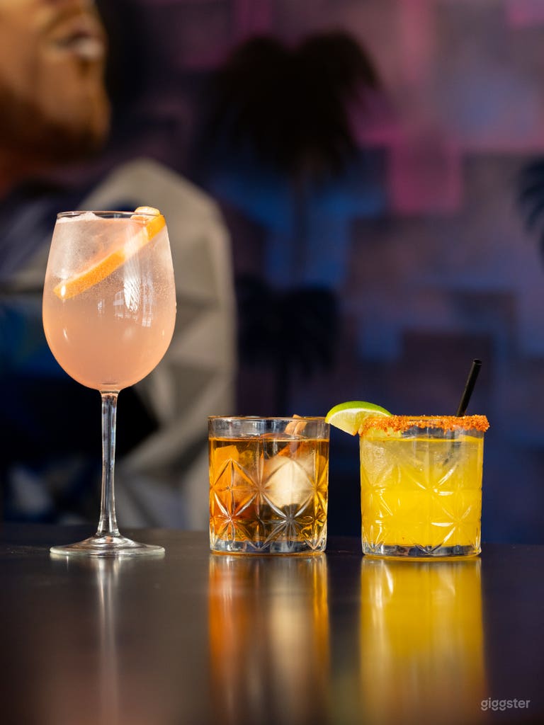  Moderne Bar in Strandnähe mit TVs & Terrasse 