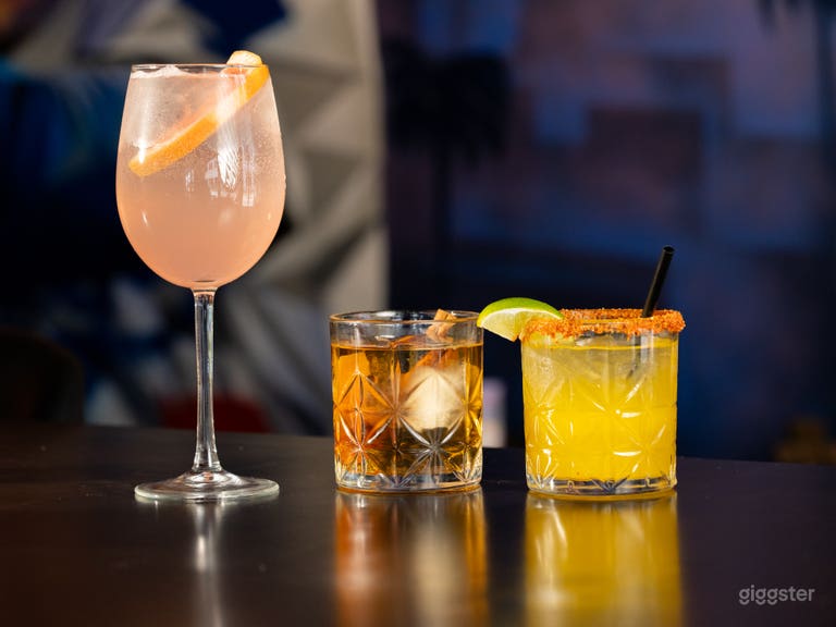  Moderne Bar in Strandnähe mit TVs & Terrasse 