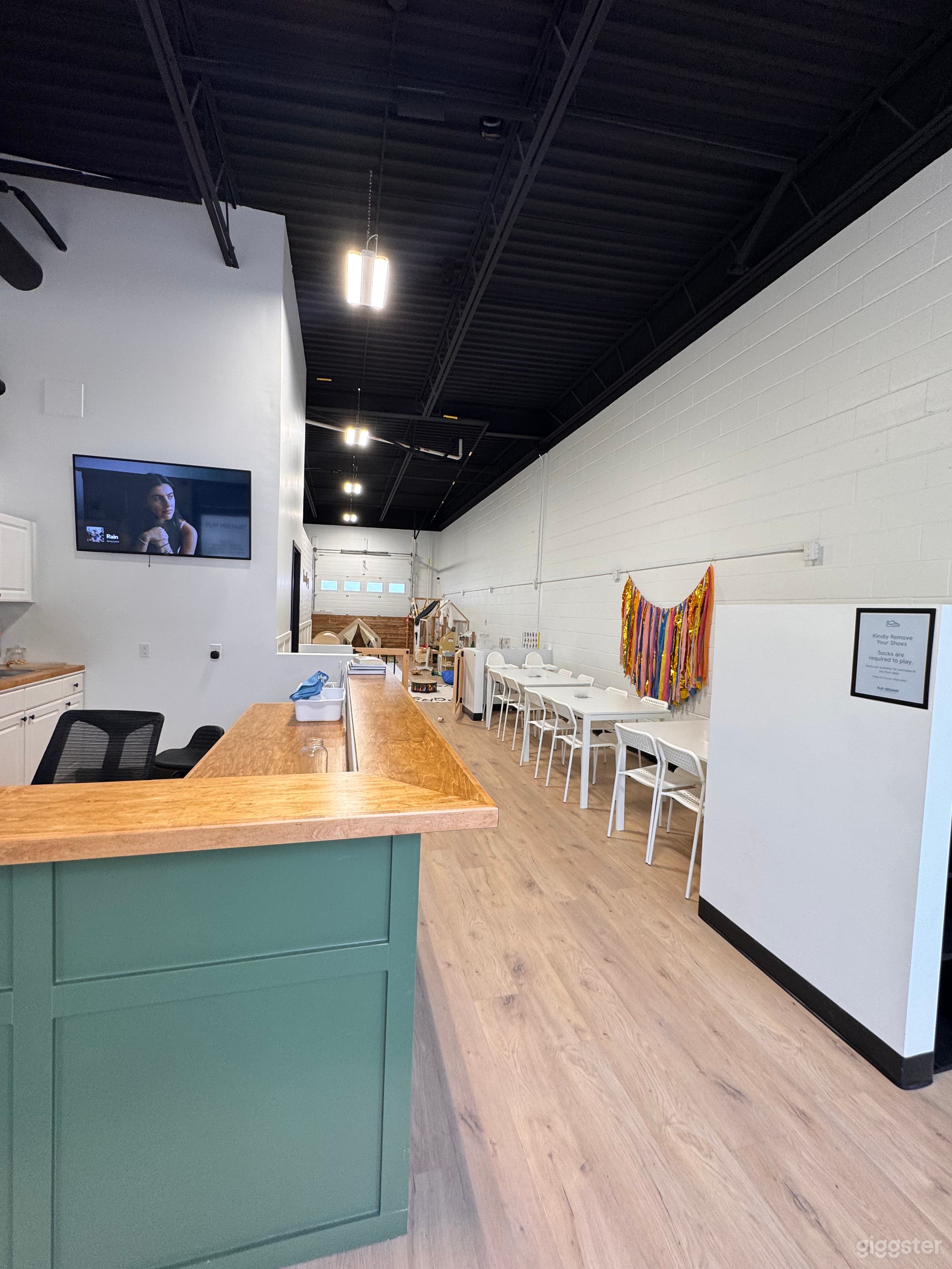 Neutral, Family-Friendly Space for Video &amp; Photo S Photo 1