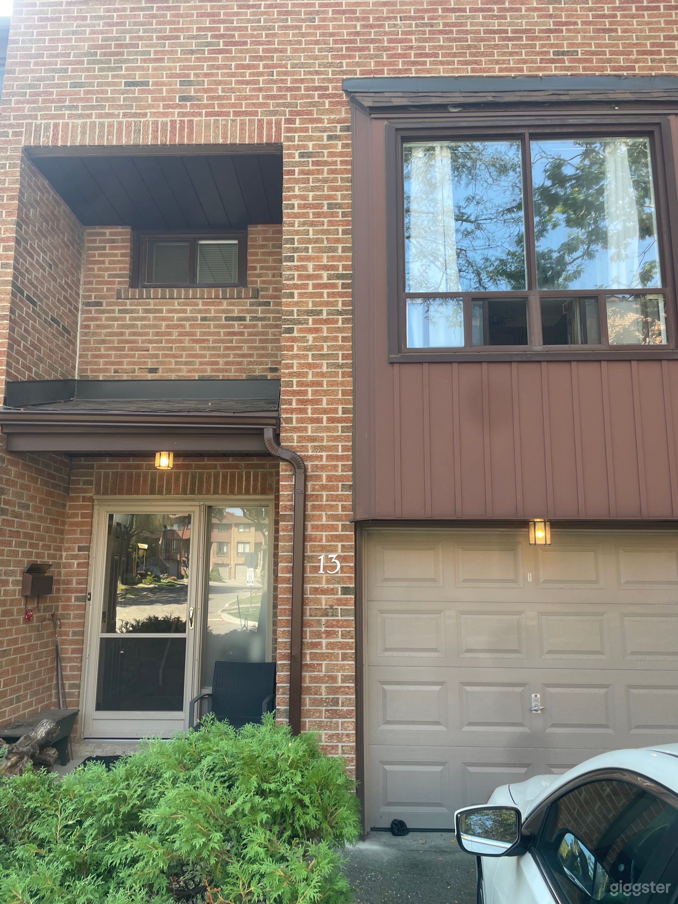 80s retro is like walking into Miami Vice set Photo 1