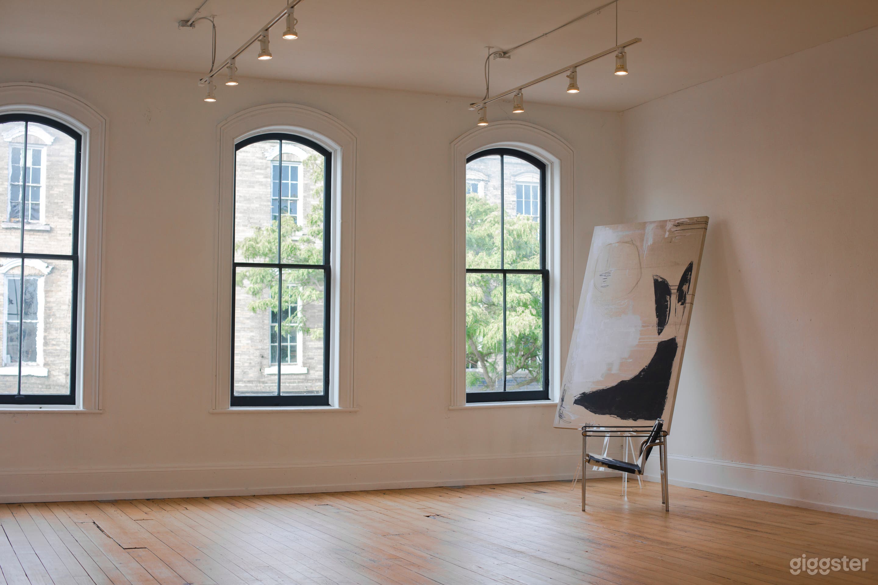Vintage Atrium With Soaring Ceilings Photo 3