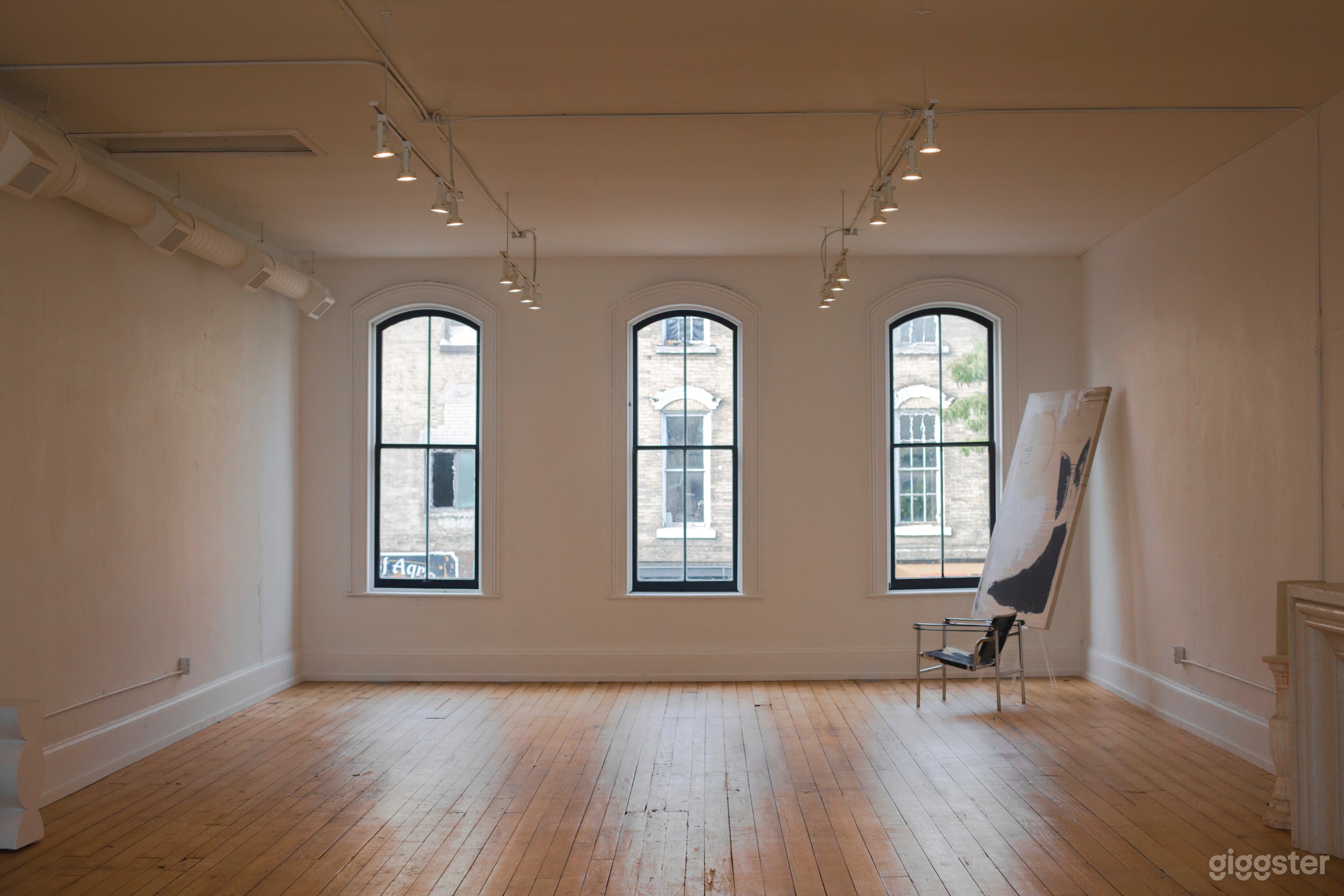 Vintage Atrium With Soaring Ceilings Photo 2