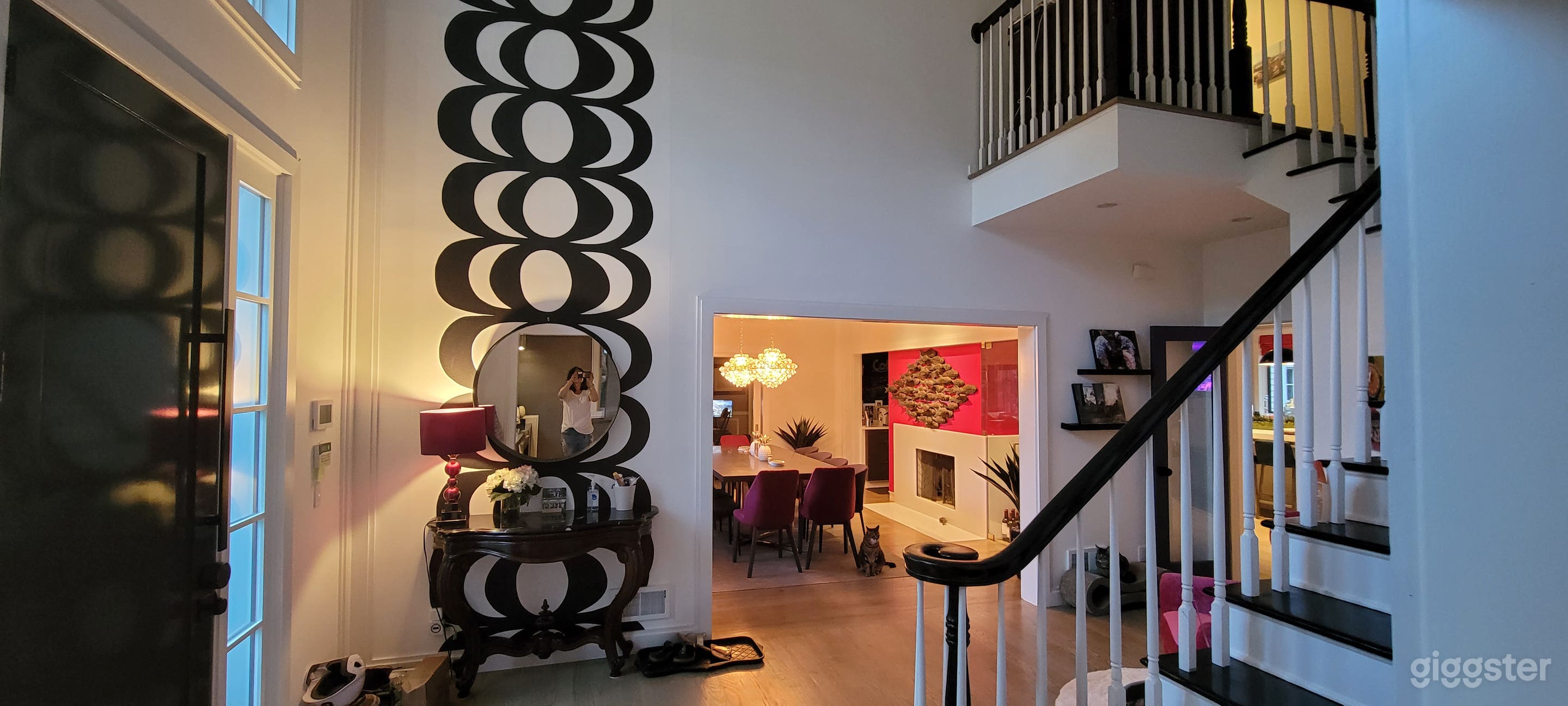 Modern family home with huge kitchen and backyard Photo 4