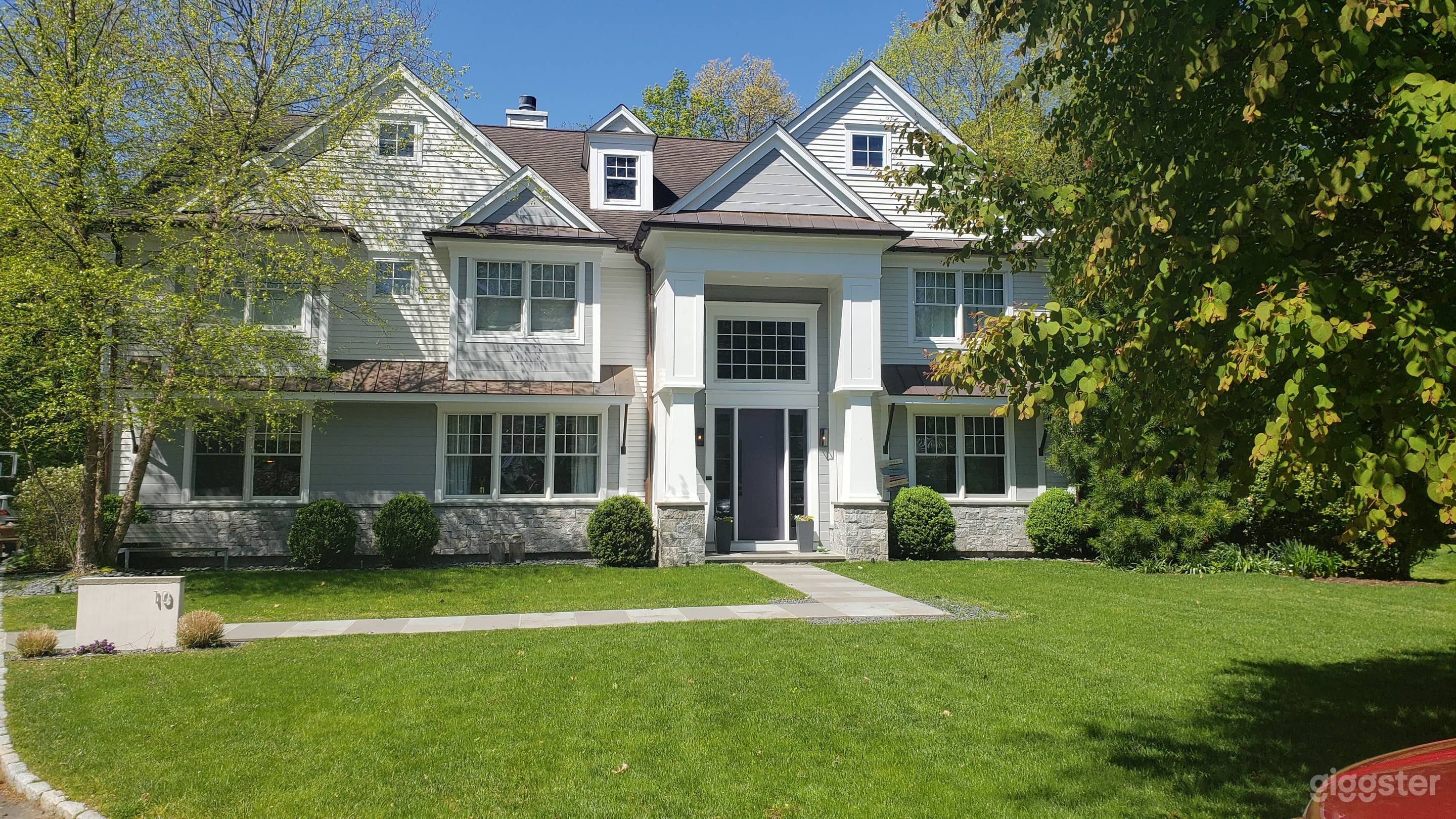 Modern family home with huge kitchen and backyard Photo 3