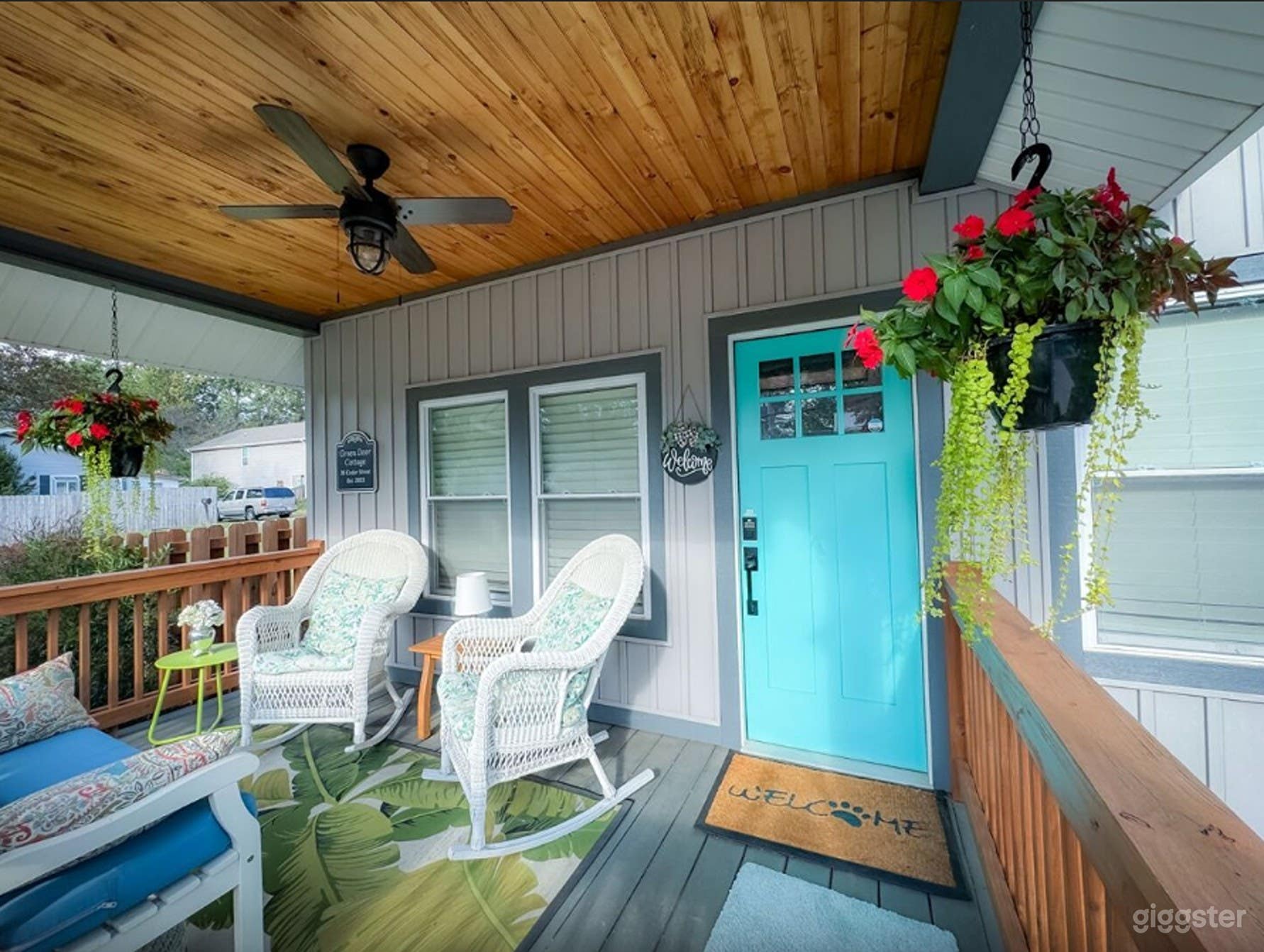 Open, Bright Green Door Cottage Photo 4