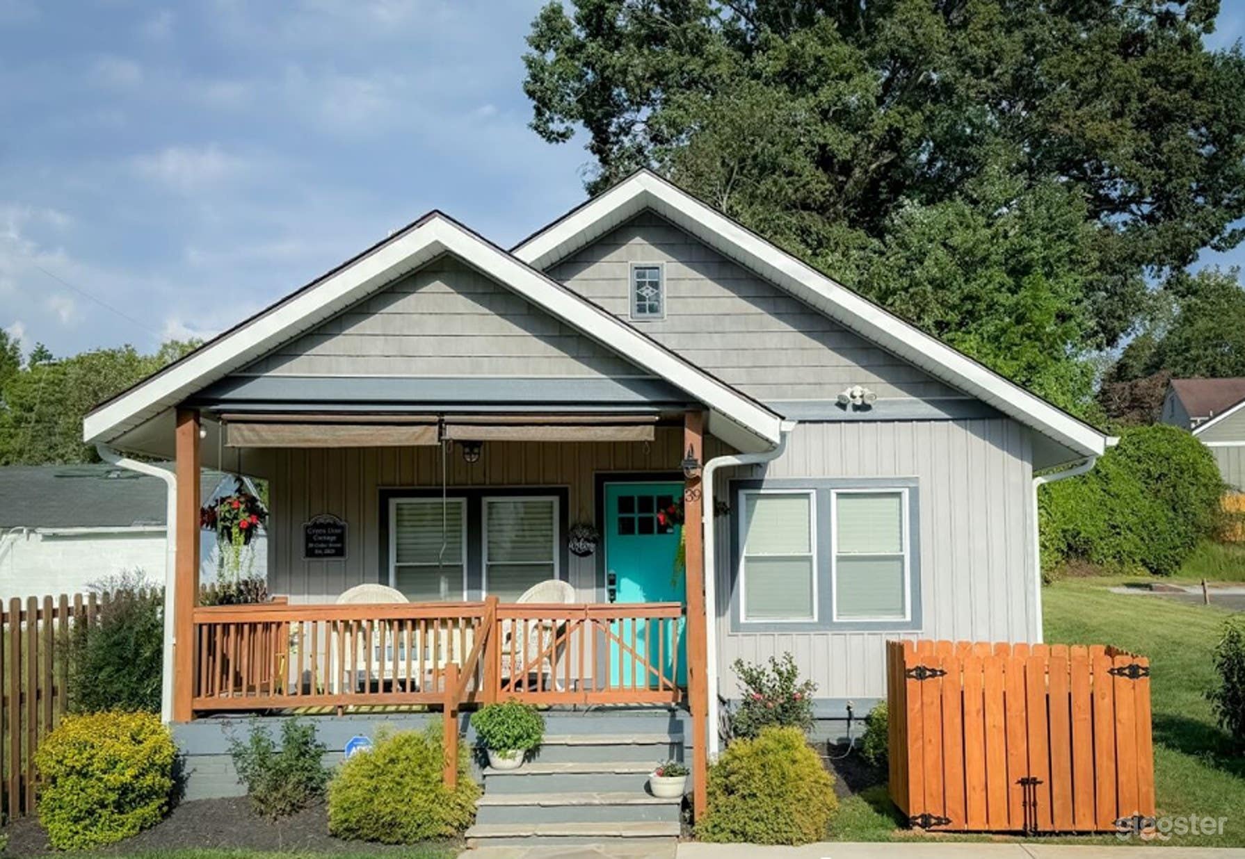 Open, Bright Green Door Cottage Photo 1