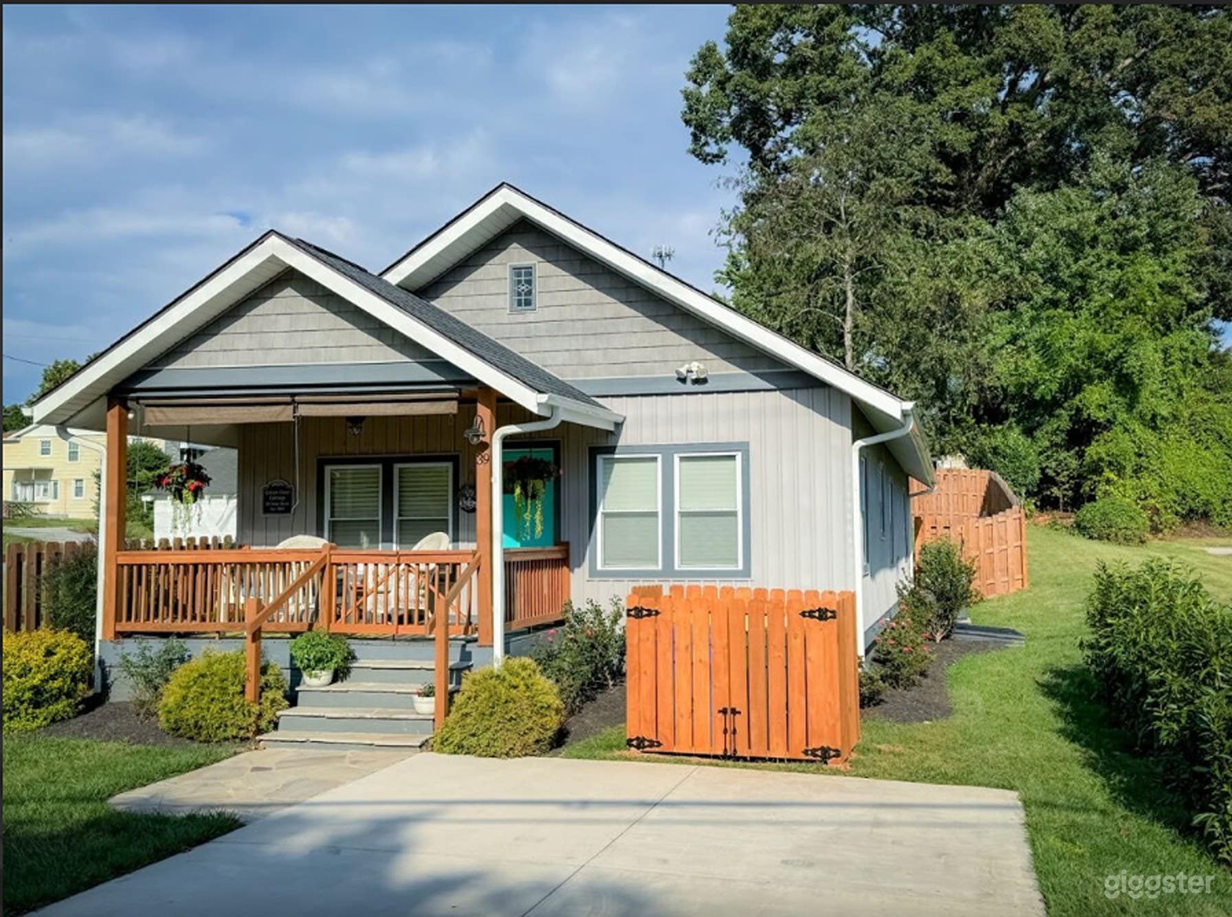 Open, Bright Green Door Cottage Photo 2