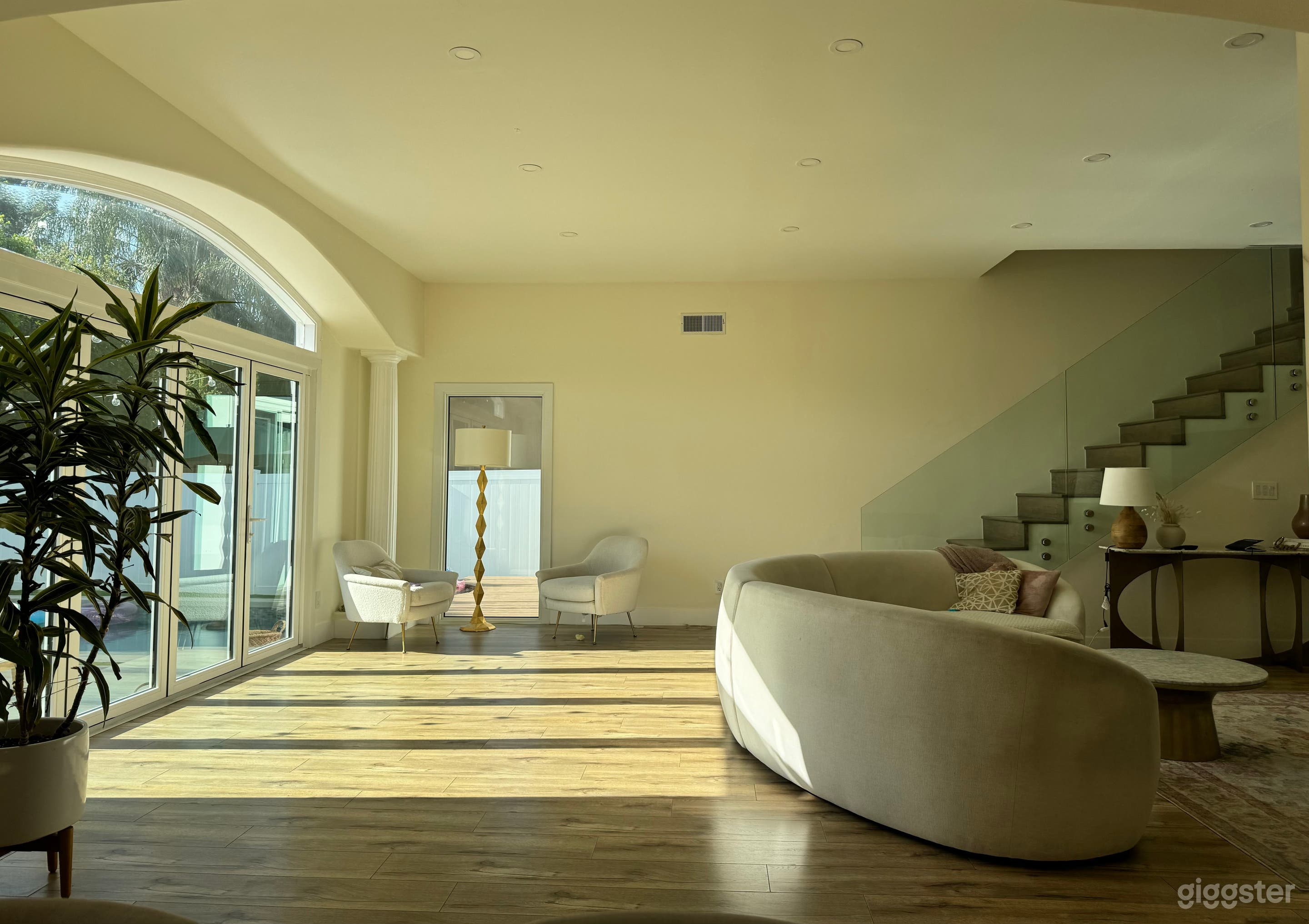 Bright Modern Home with Elegant Decor + pool acces Photo 2