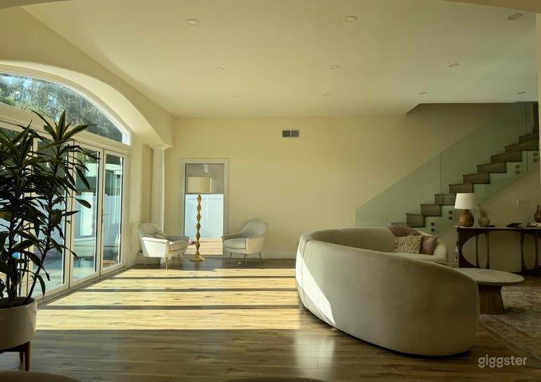  Bright Modern Home with Elegant Decor + pool acces 