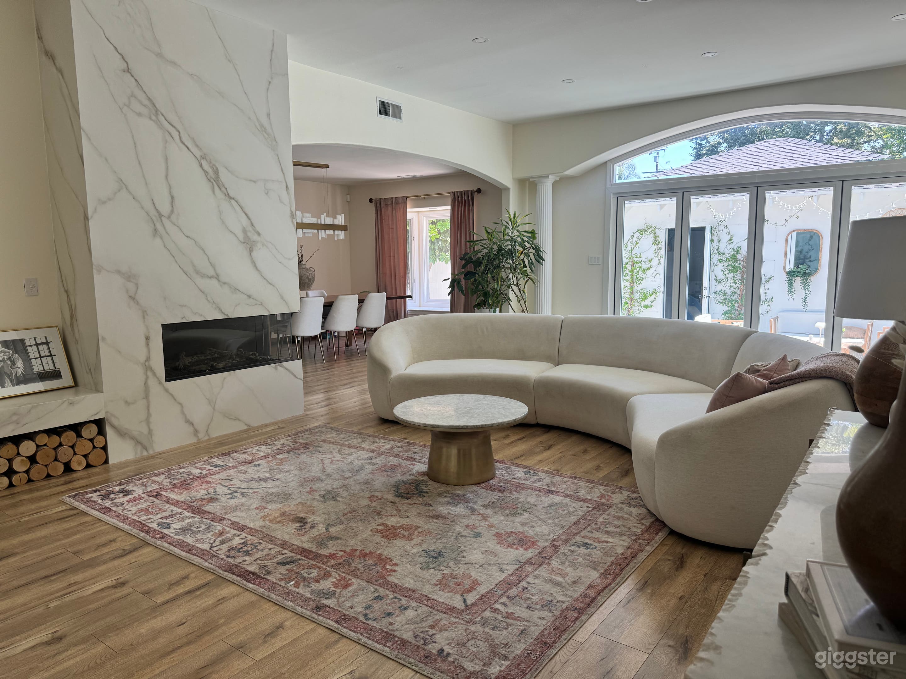 Bright Modern Home with Elegant Decor + pool acces Photo 1