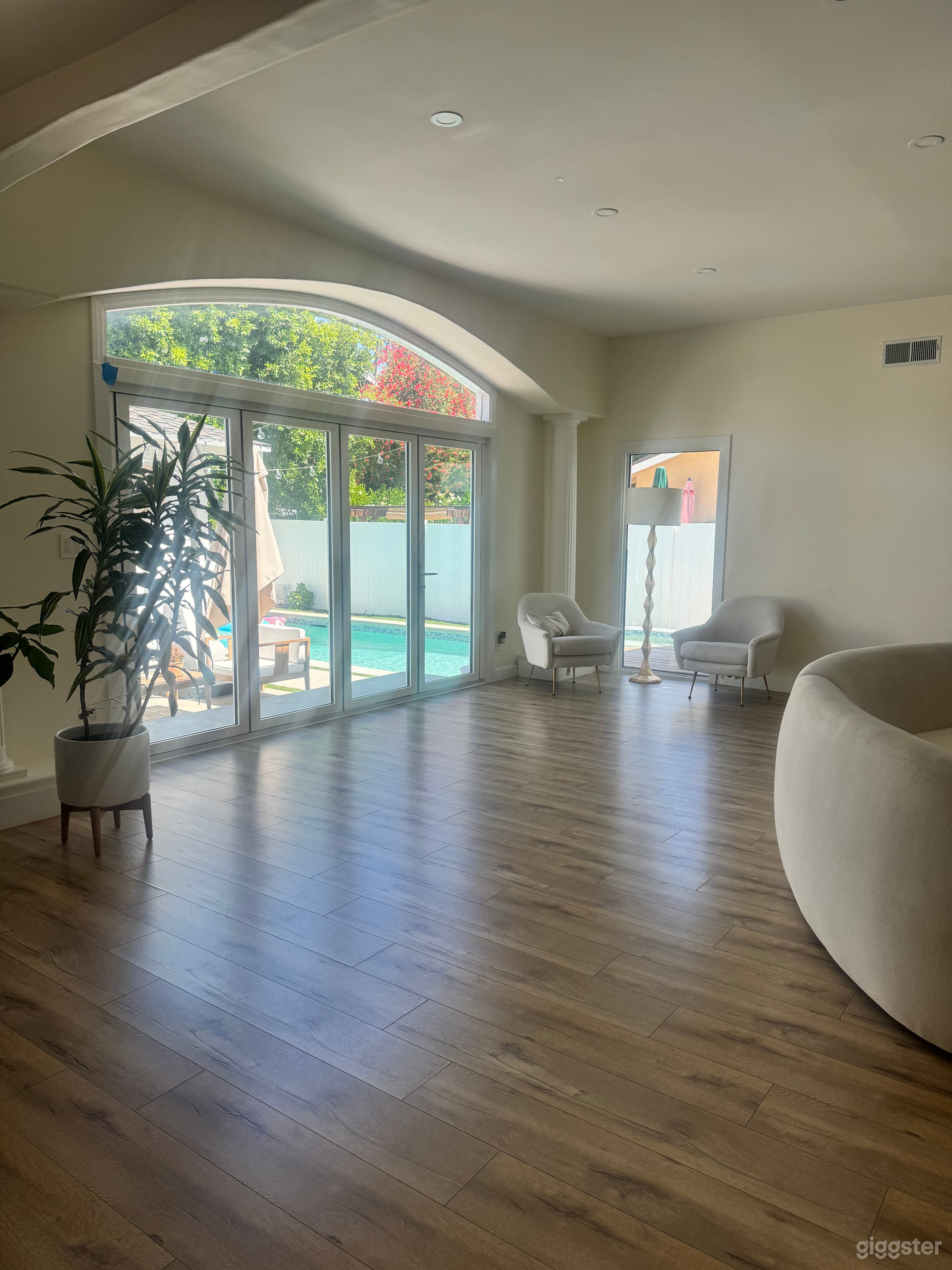 Bright Modern Home with Elegant Decor + pool acces Photo 4