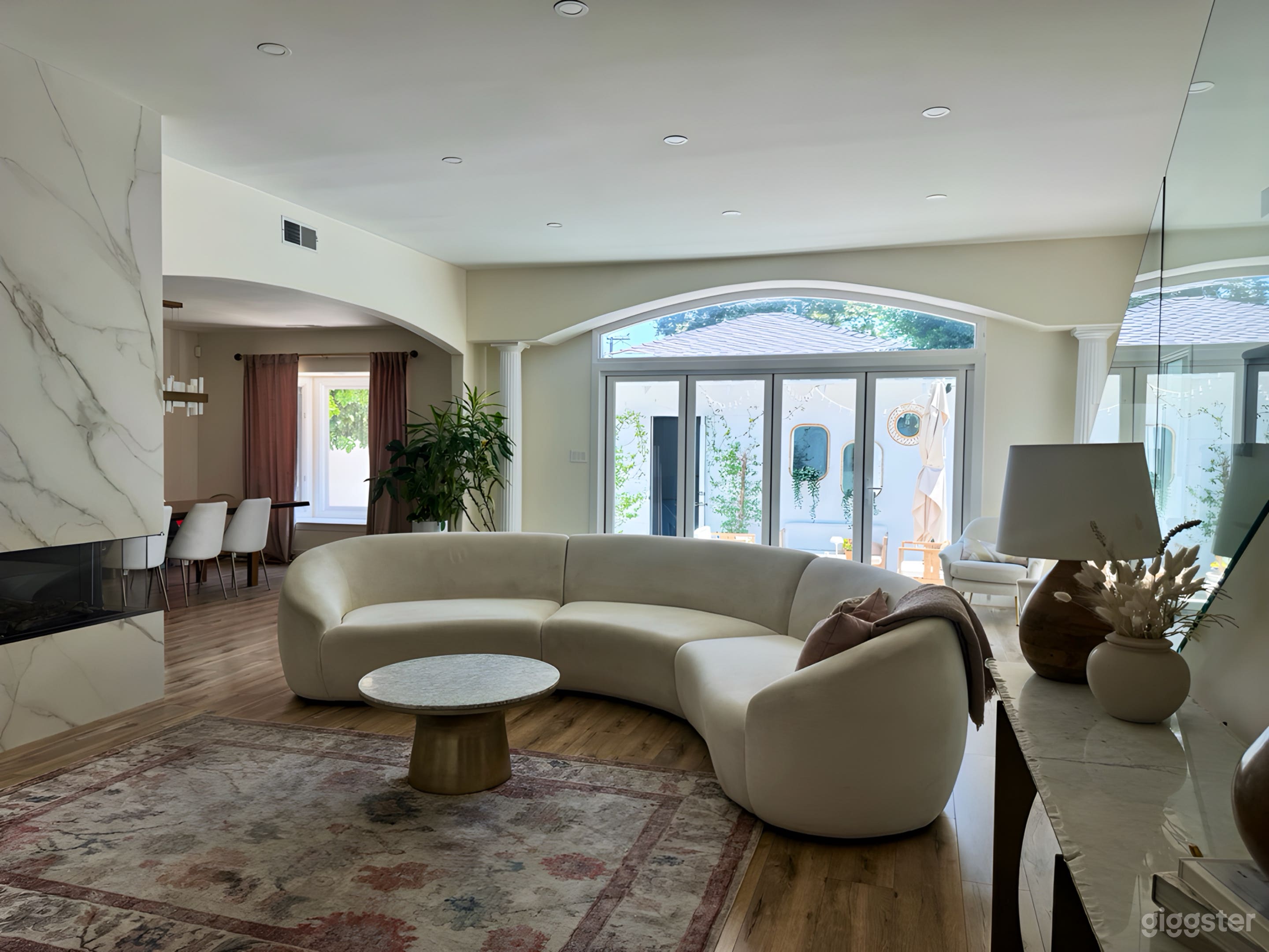 Bright Modern Home with Elegant Decor + pool acces Photo 3