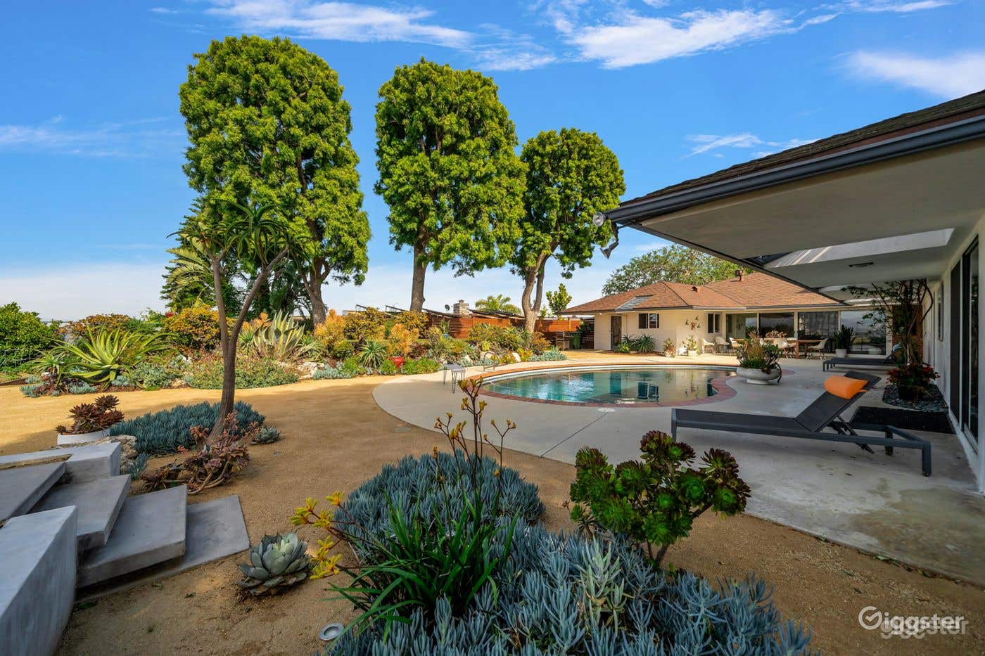  MID-CENTURY MODERN GEM WITH VINTAGE FLAIR/POOL Photo 2