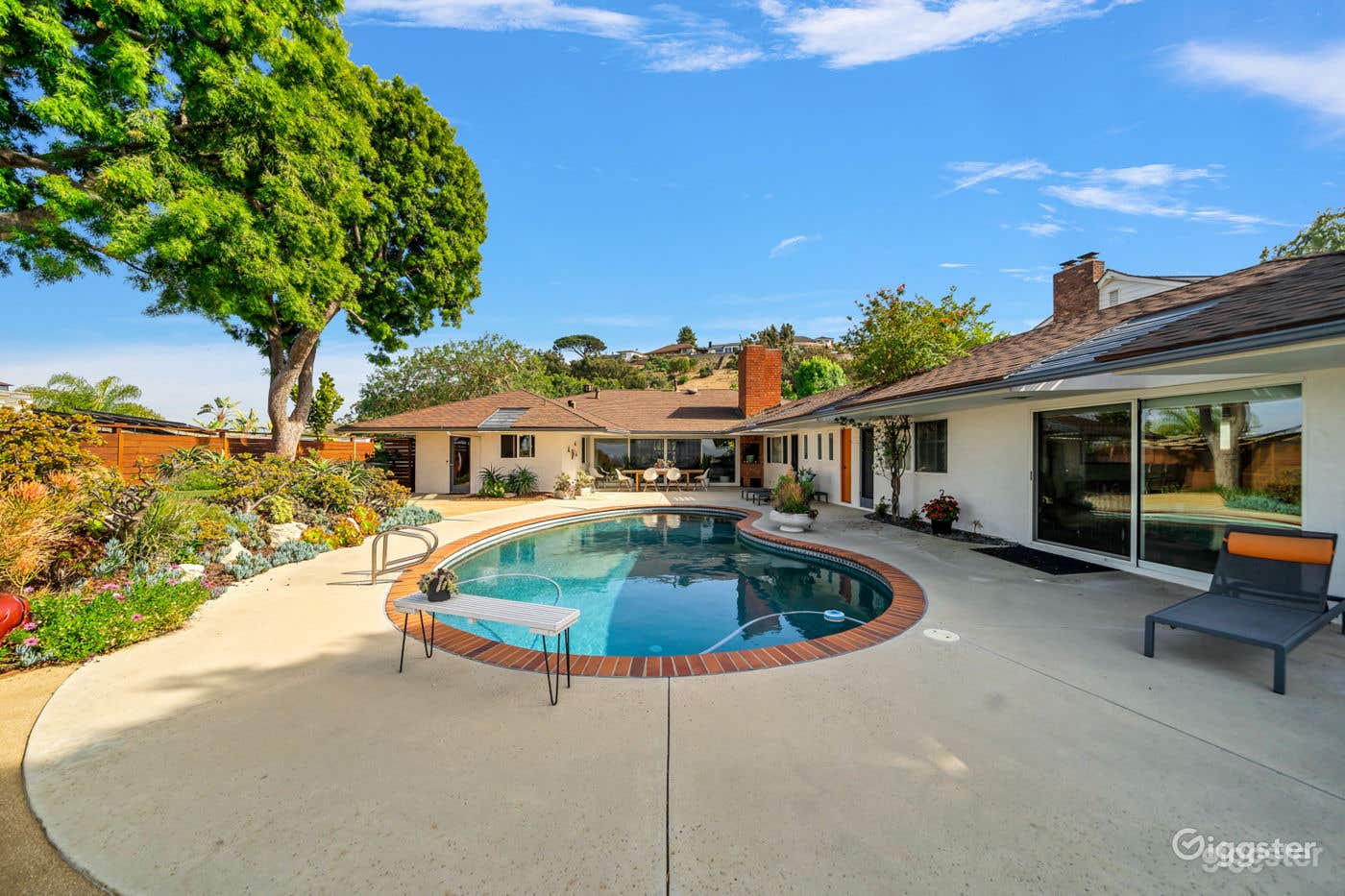  MID-CENTURY MODERN GEM WITH VINTAGE FLAIR/POOL Photo 3