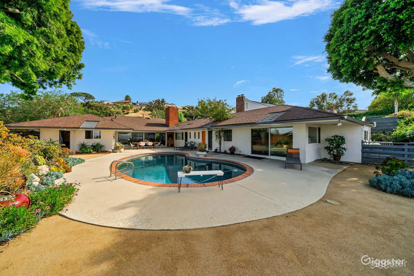  MID-CENTURY MODERN GEM WITH VINTAGE FLAIR/POOL Photo 4