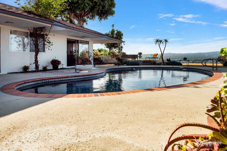   MID-CENTURY MODERN GEM WITH VINTAGE FLAIR/POOL 