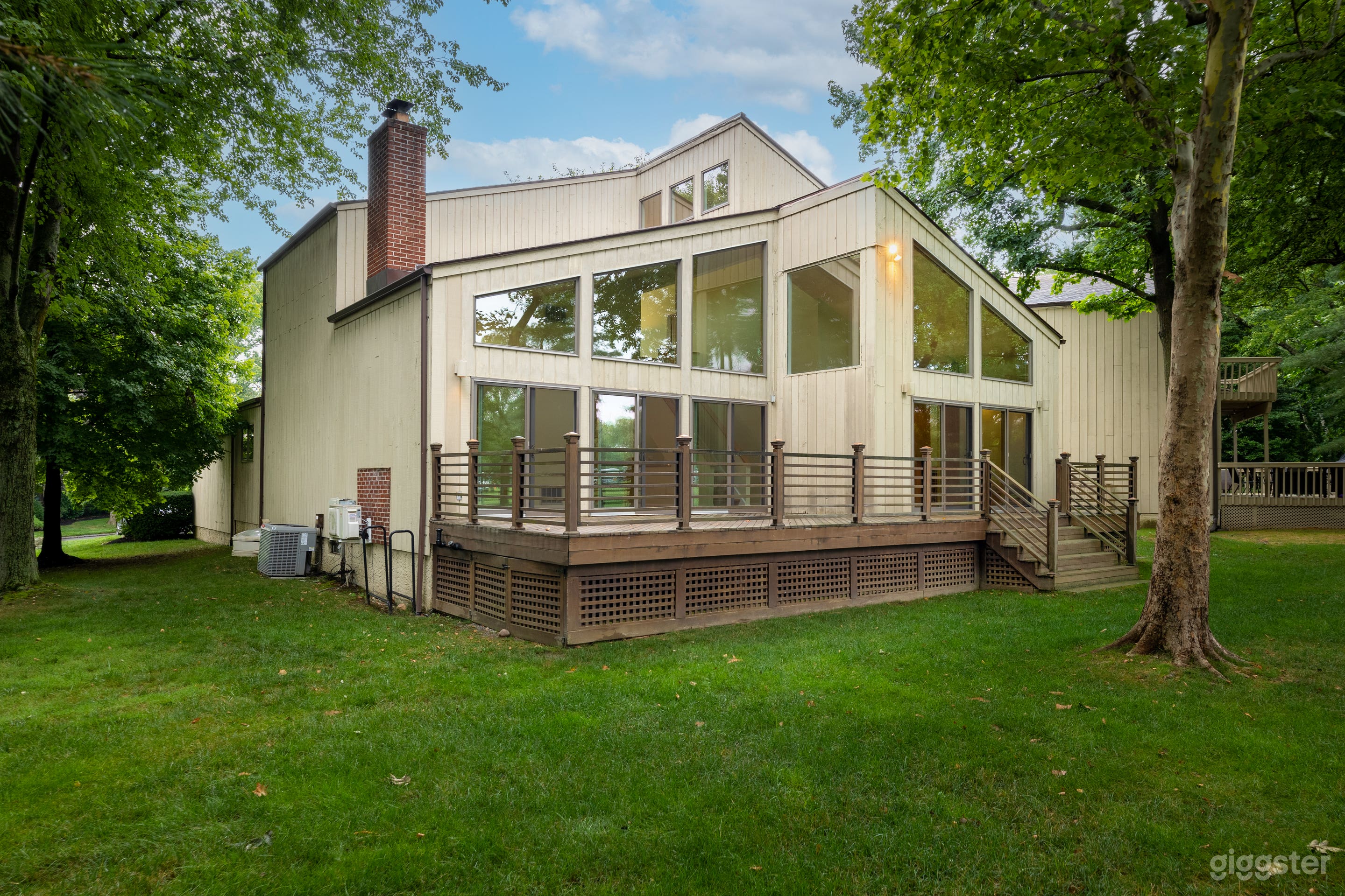 Beautiful mid-century modern home with park views Photo 2