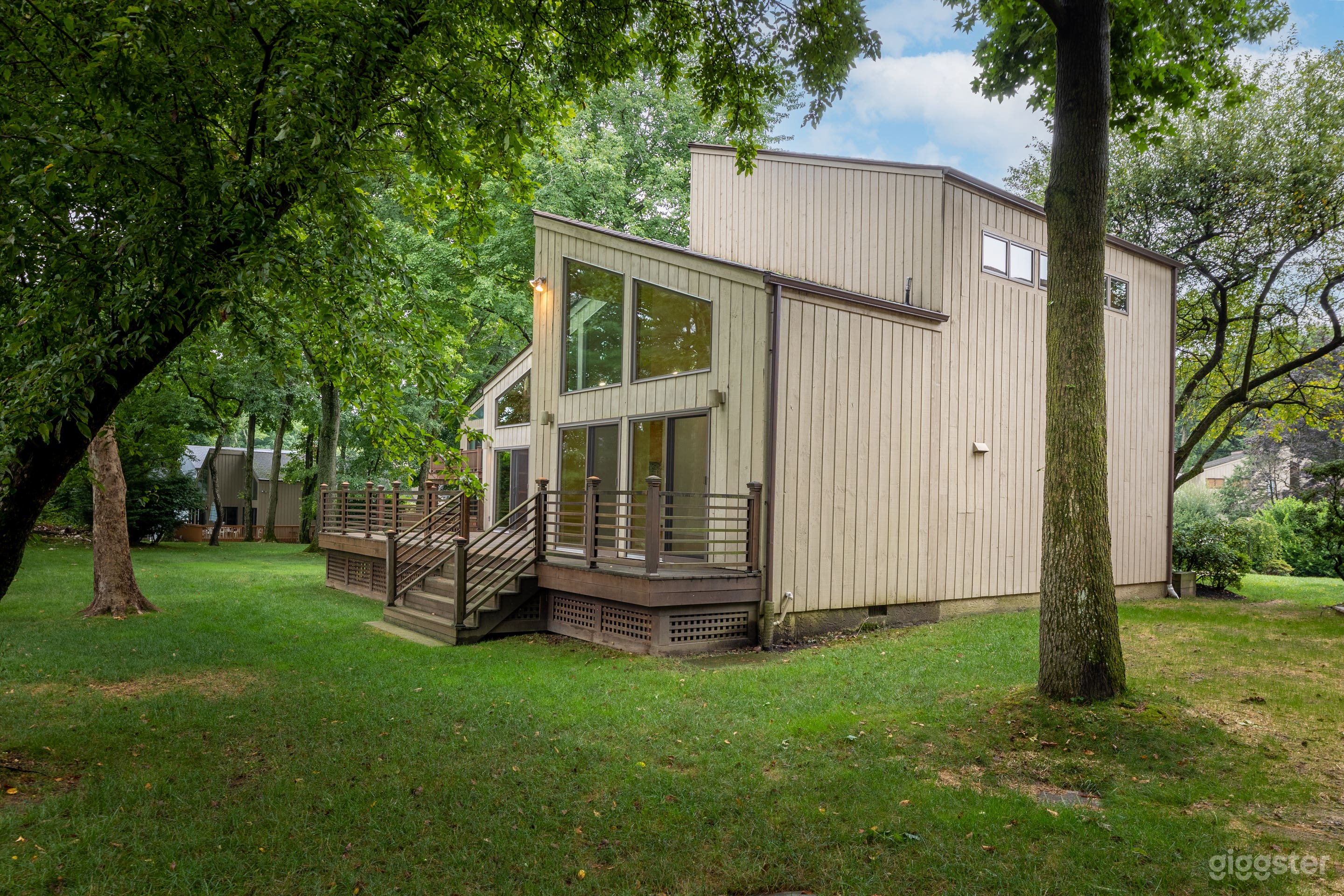 Beautiful mid-century modern home with park views Photo 3