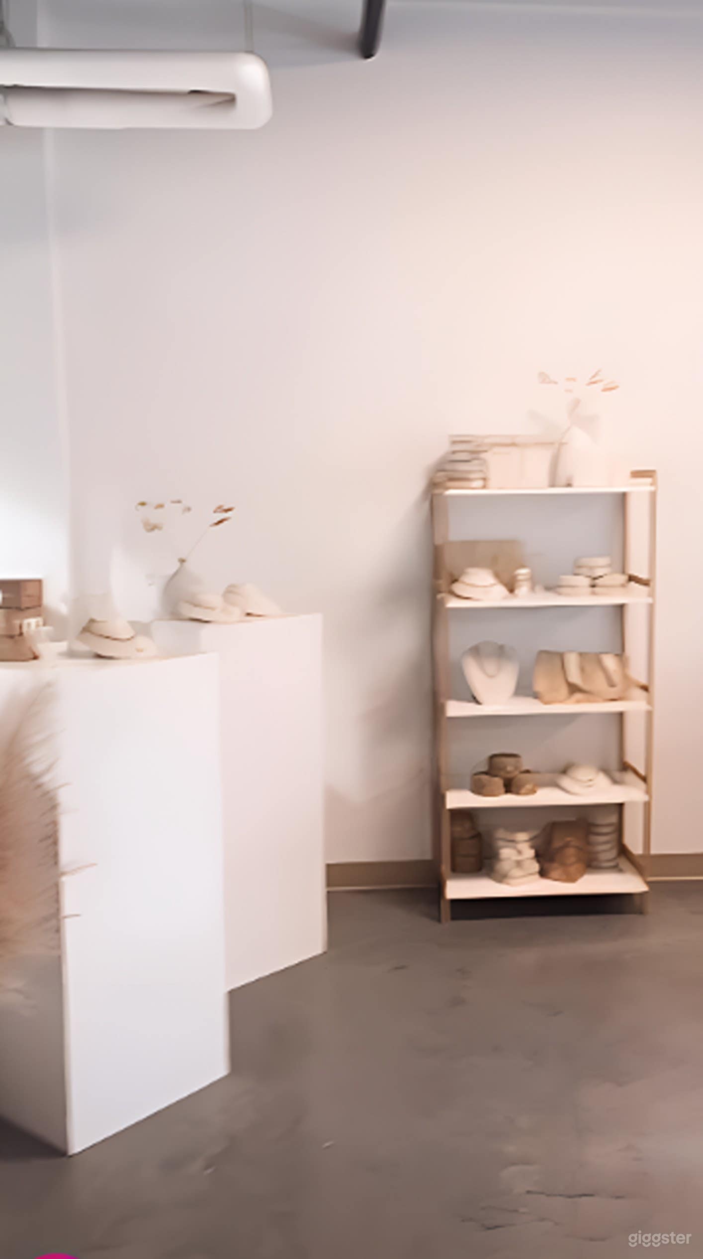 Spacious Mezzanine Photo 4