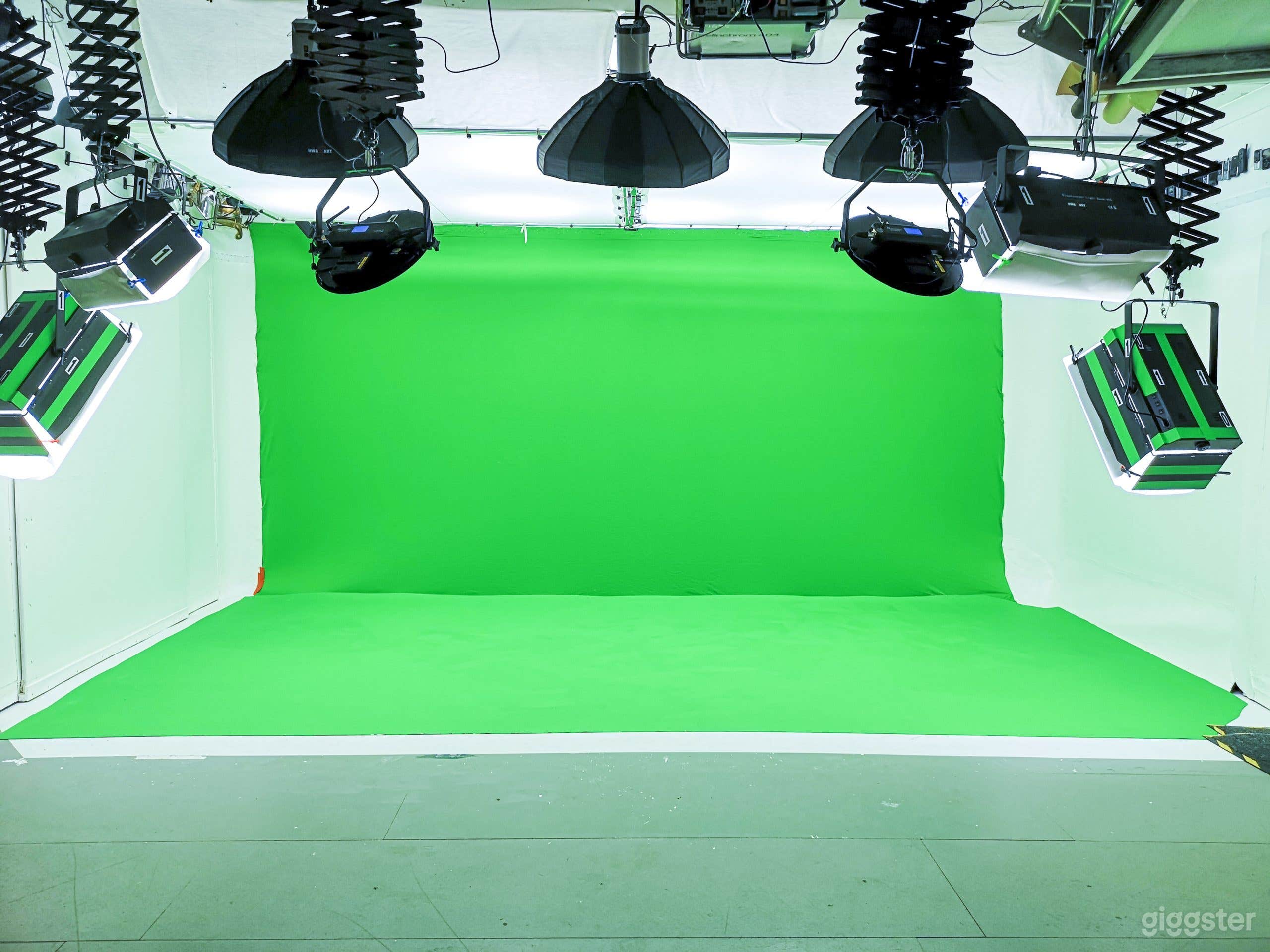 1000 sq ft Photo and Video Studio with Changing Room and Kitchen Photo 1