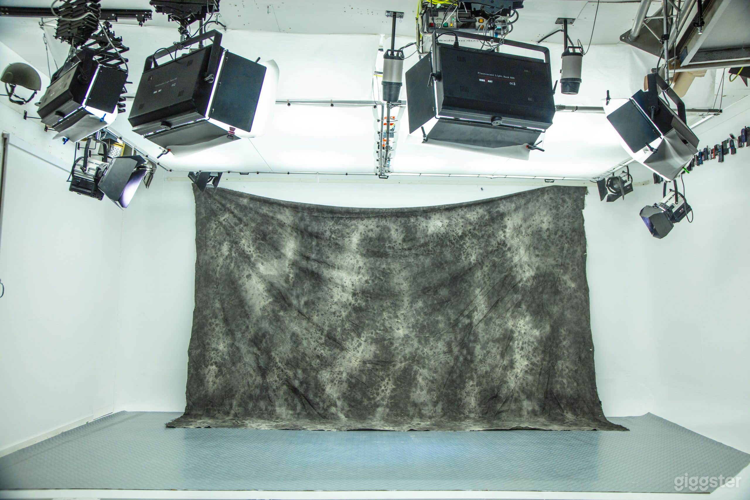 1000 sq ft Photo and Video Studio with Changing Room and Kitchen Photo 4