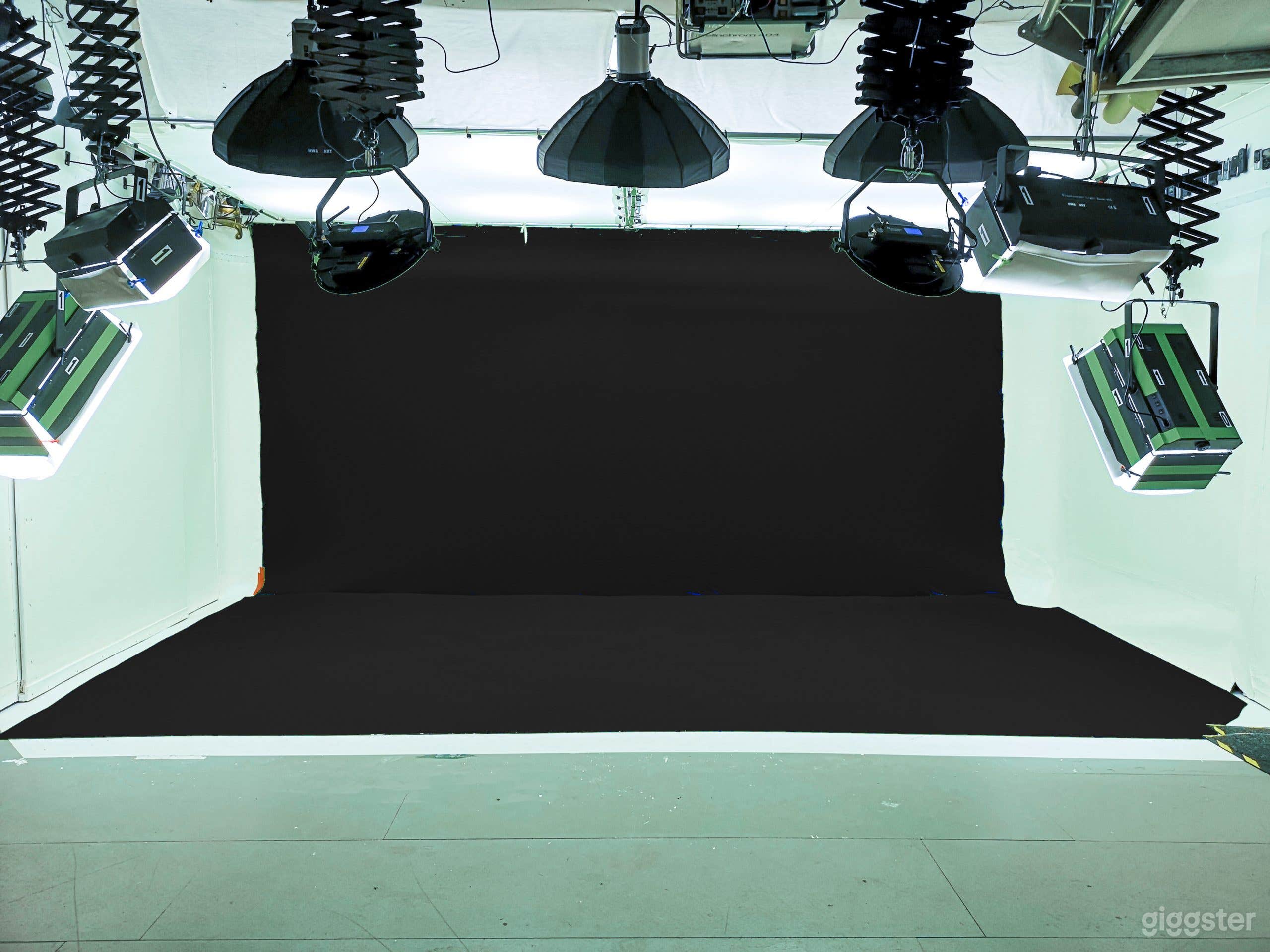 1000 sq ft Photo and Video Studio with Changing Room and Kitchen Photo 3