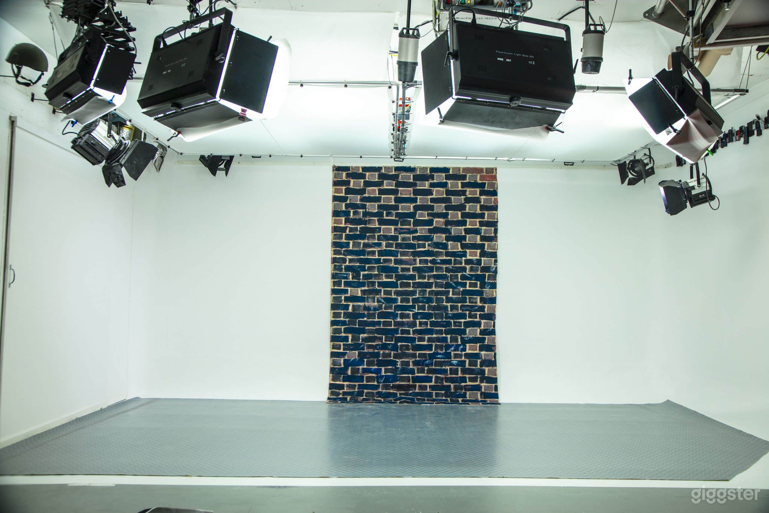 1000 sq ft Photo and Video Studio with Changing Room and Kitchen Photo 2