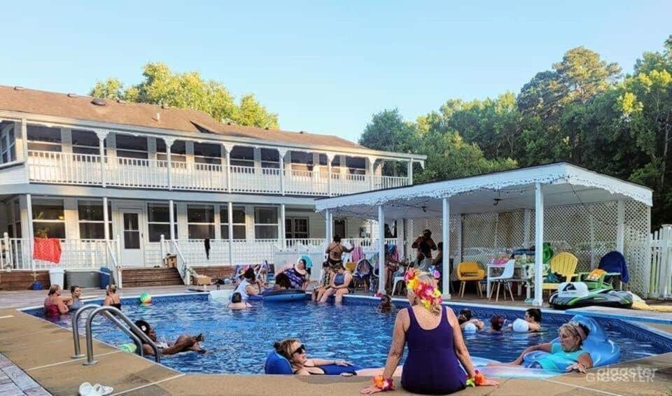Outdoor Swimming Pool in a Ranch Photo 2