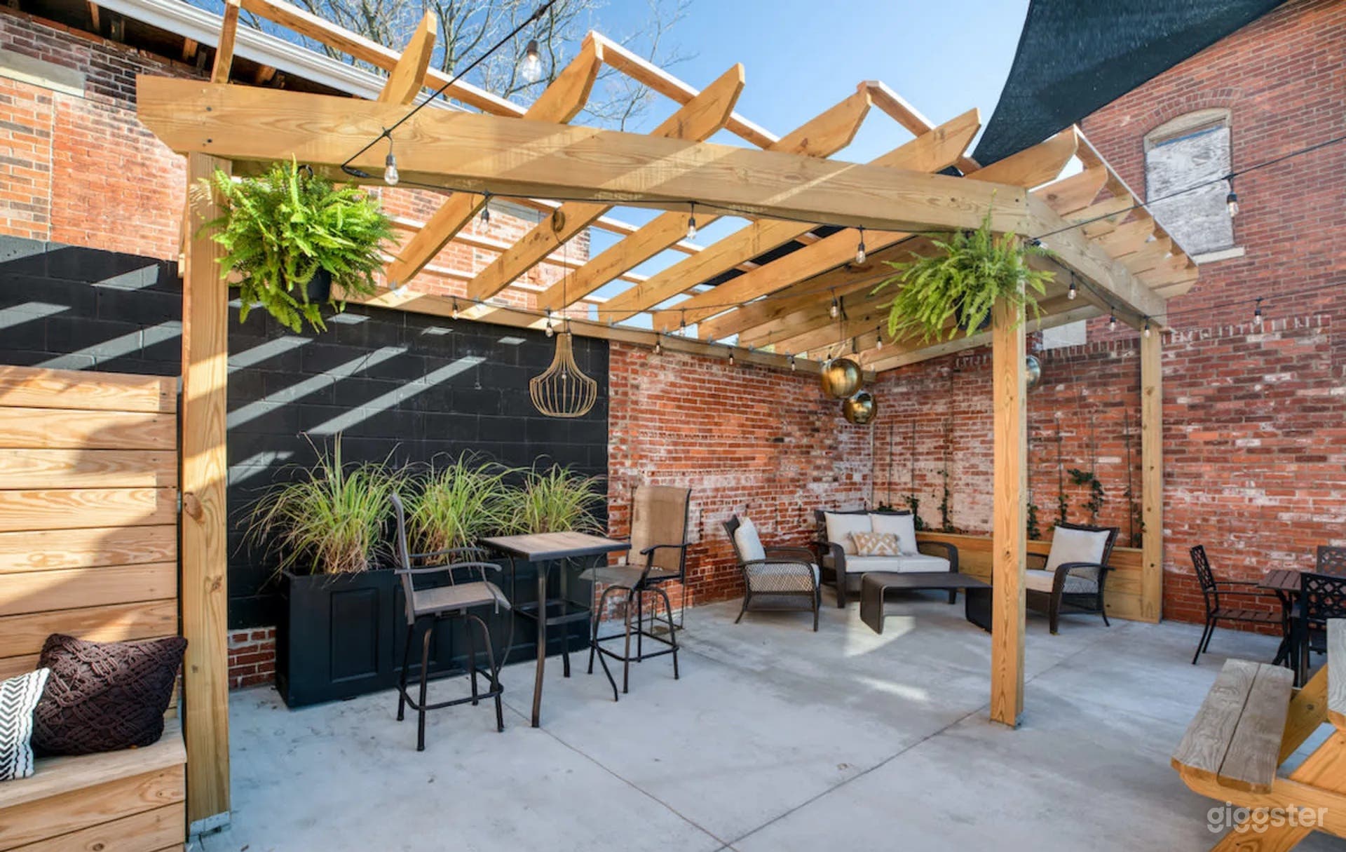 Downtown Indoor &amp; Outdoor Space Designed w/ Modern &amp; Glamorous Furnishings Photo 3