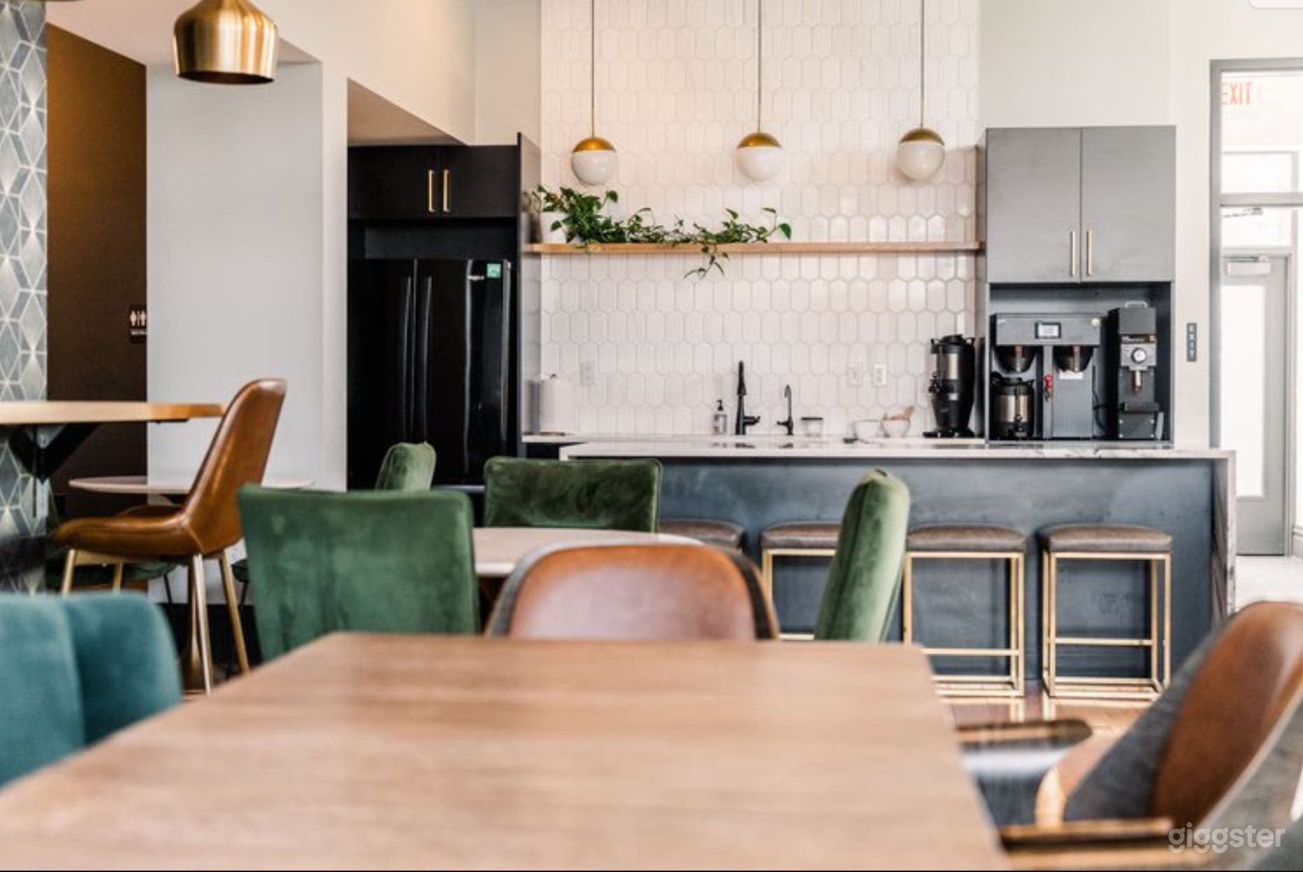 Downtown Indoor &amp; Outdoor Space Designed w/ Modern &amp; Glamorous Furnishings Photo 1