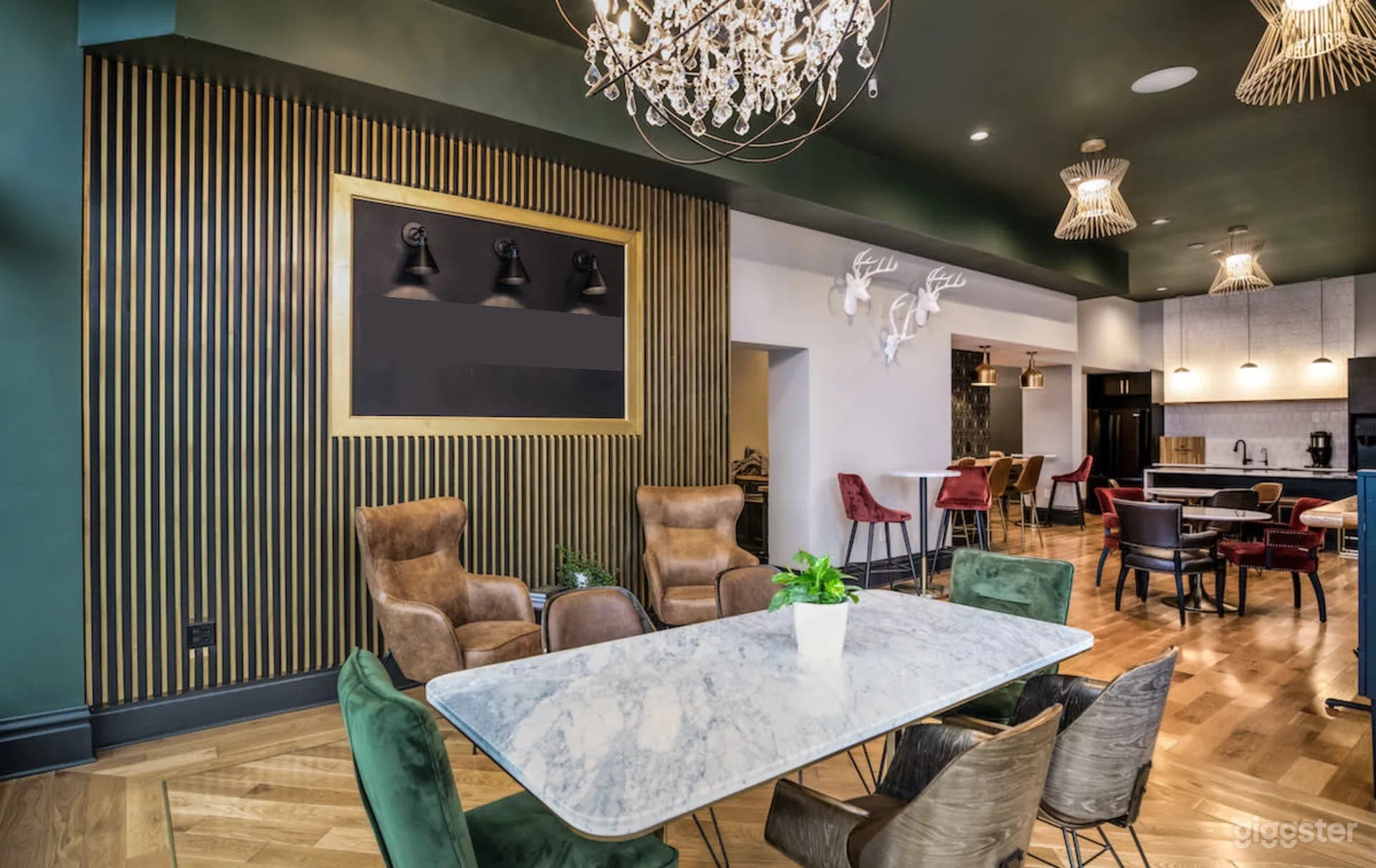 Downtown Indoor &amp; Outdoor Space Designed w/ Modern &amp; Glamorous Furnishings Photo 4