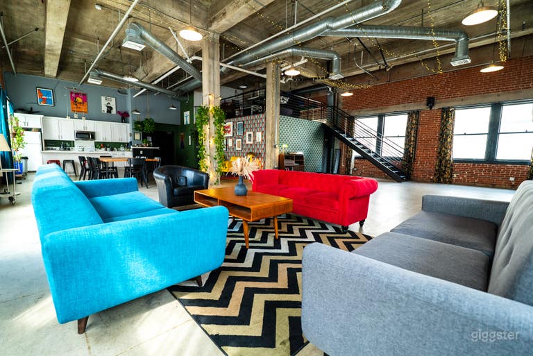  Penthouse Loft: brick walls, Cyc & multiple sets 