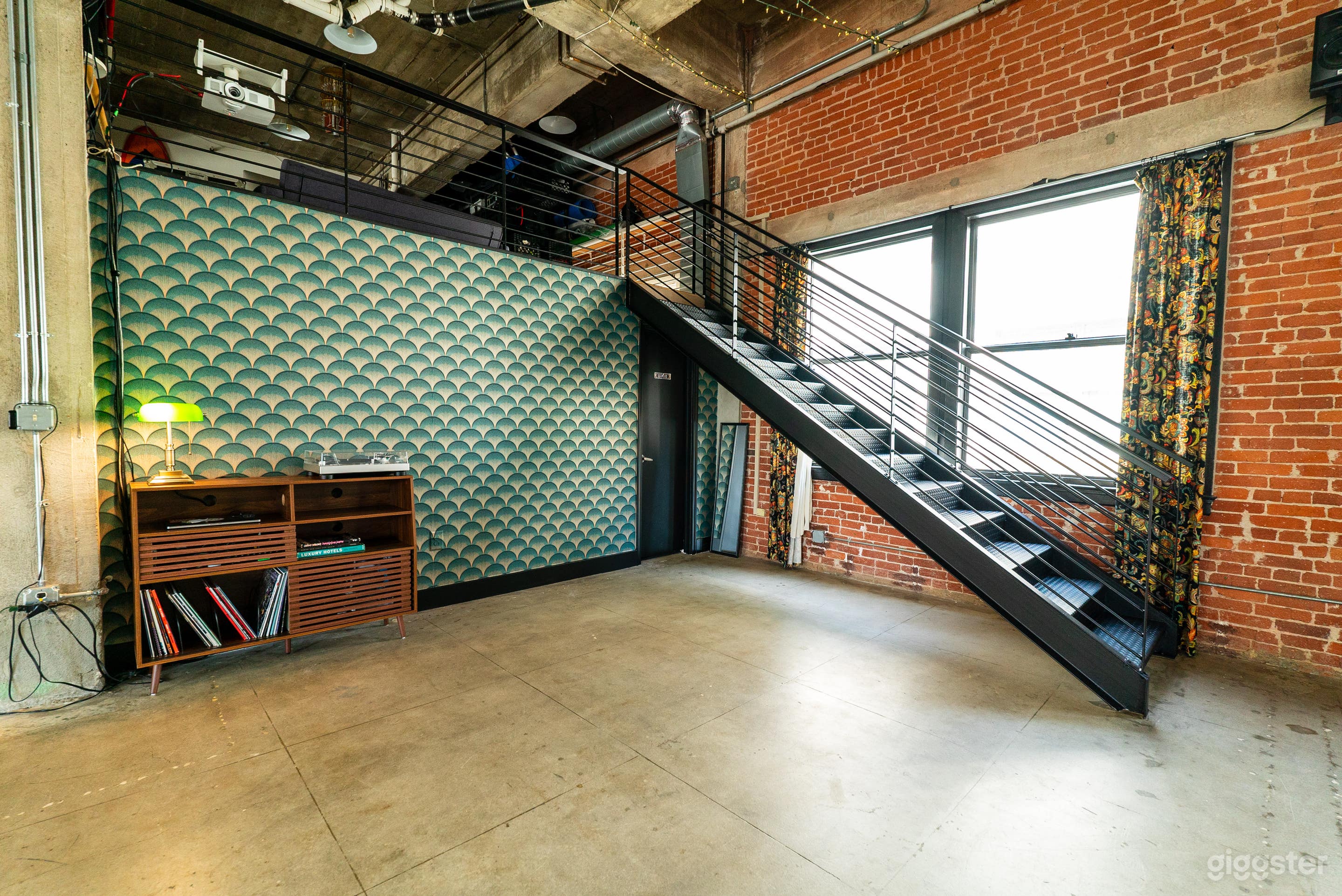 Penthouse Loft: brick walls, Cyc &amp; multiple sets Photo 4