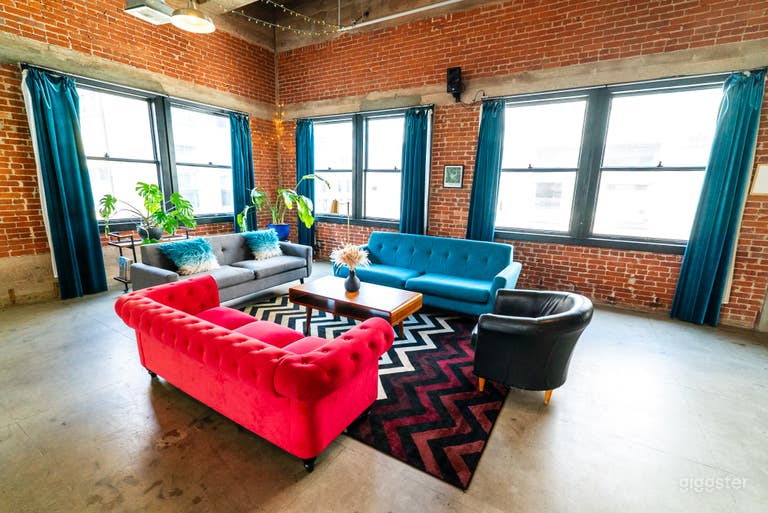  Penthouse Loft: brick walls, Cyc & multiple sets 