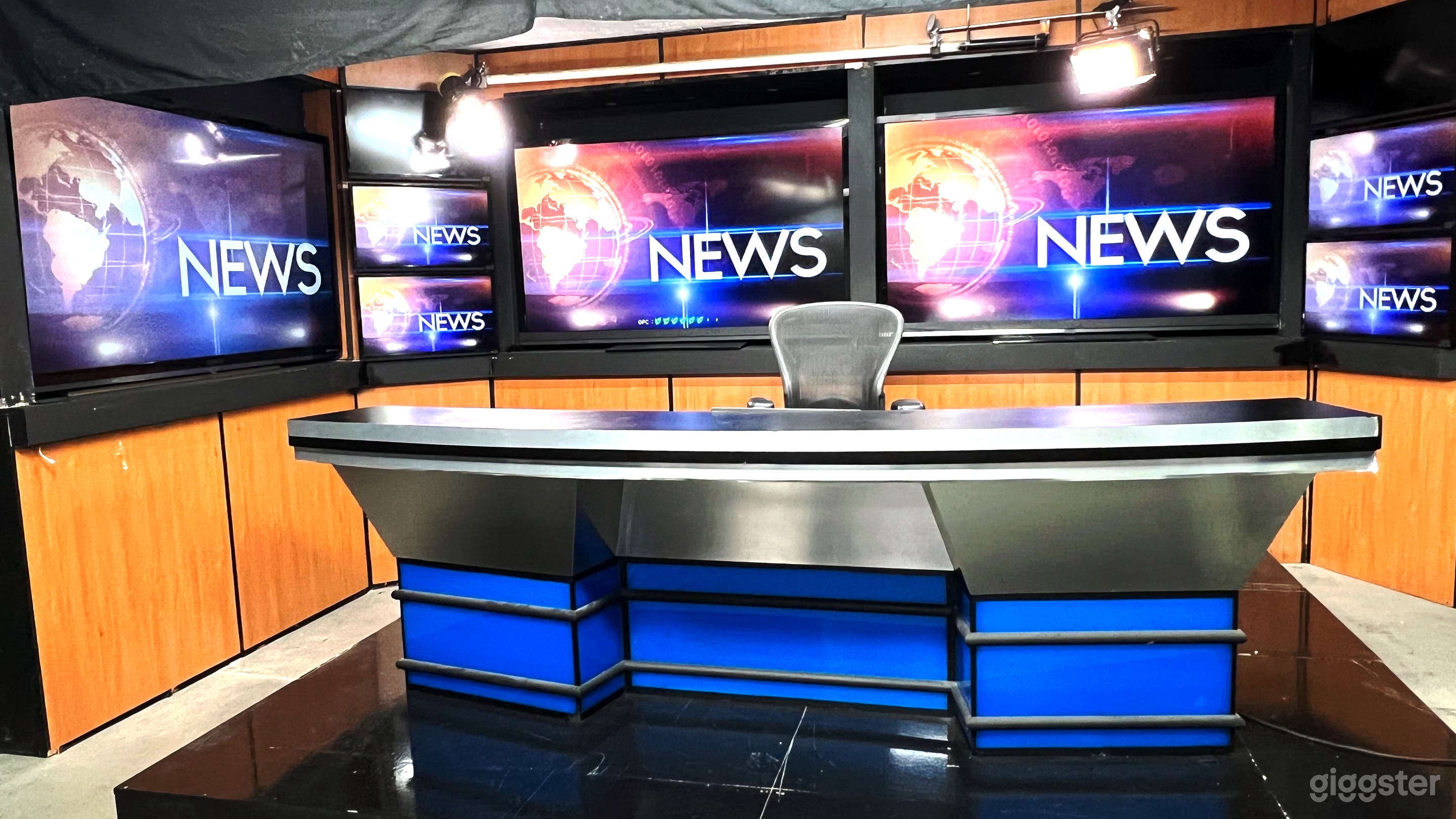 Broadcast Room/News Room Studio - Glendale  Photo 3