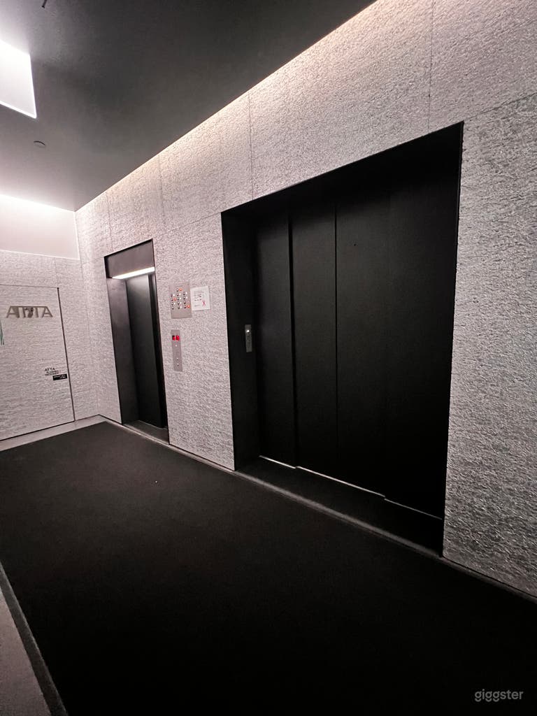  Move gear, props, set pieces, and production equipment efficiently with a huge freight elevator designed for seamless load-in and load-out. 