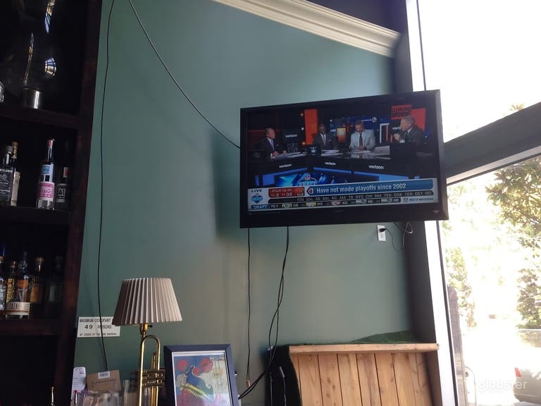  Downtown Oakland Cocktail Bar with Sidewalk Seating 