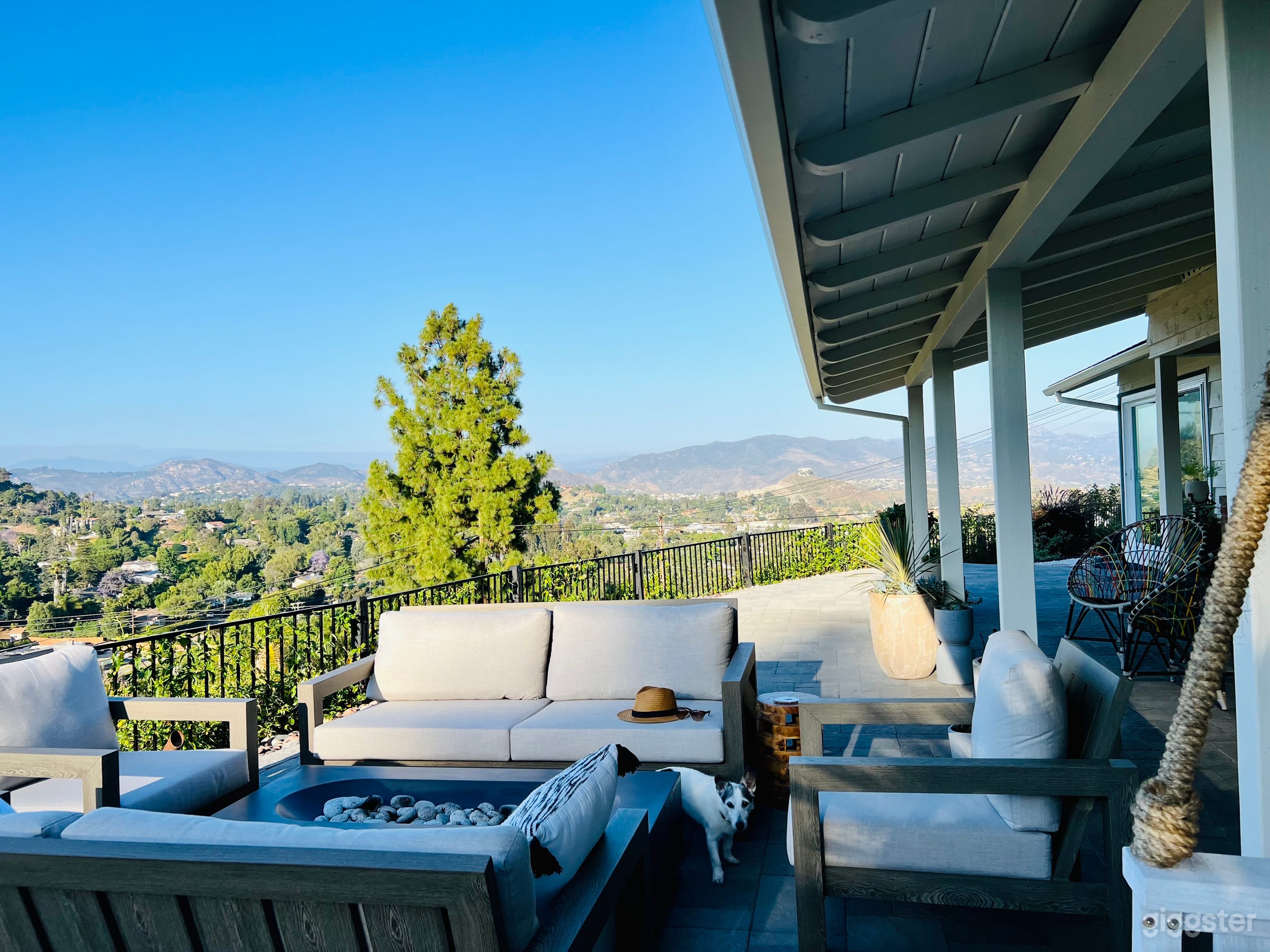 Mid-Century Modern Ranch w/ Panoramic Views Photo 1