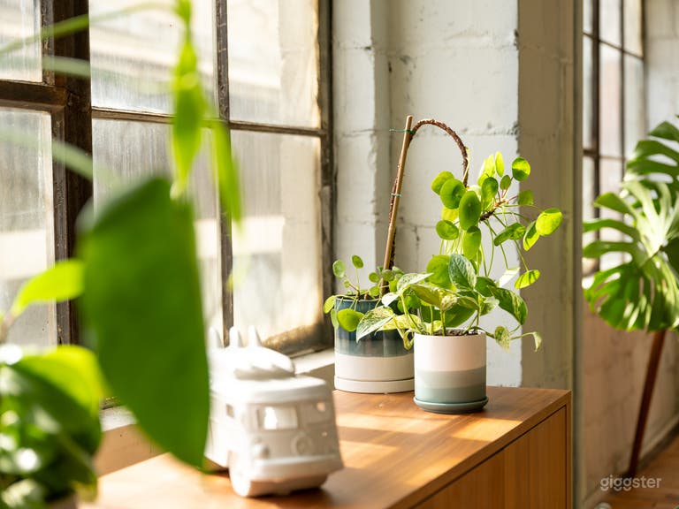  *NEW* Sunlit Industrial Loft with Modern Lounge Setup 