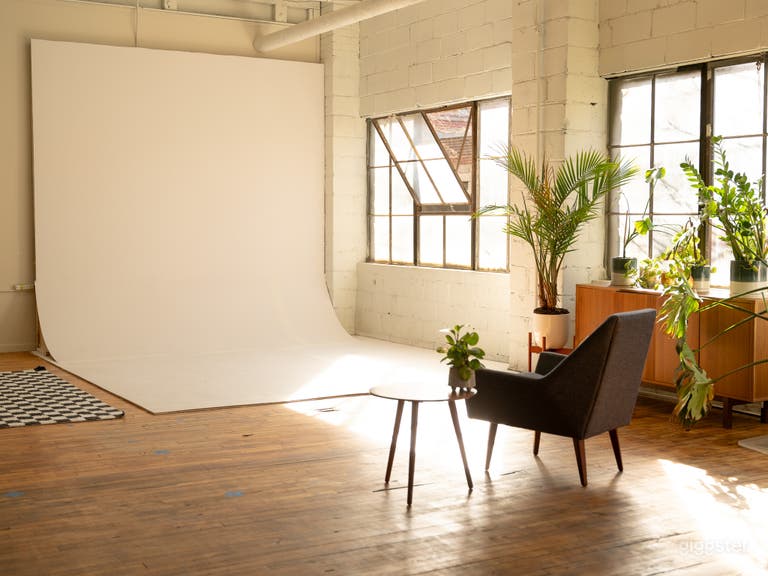  *NOUVEAU* Loft industriel baigné de lumière avec salon moderne 