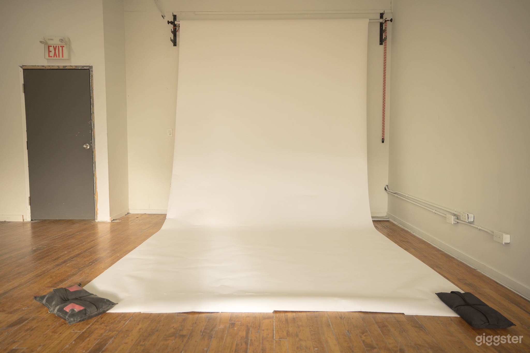 700 sq.ft. Ecommerce Studio – Fully Equipped for Creators Photo 3