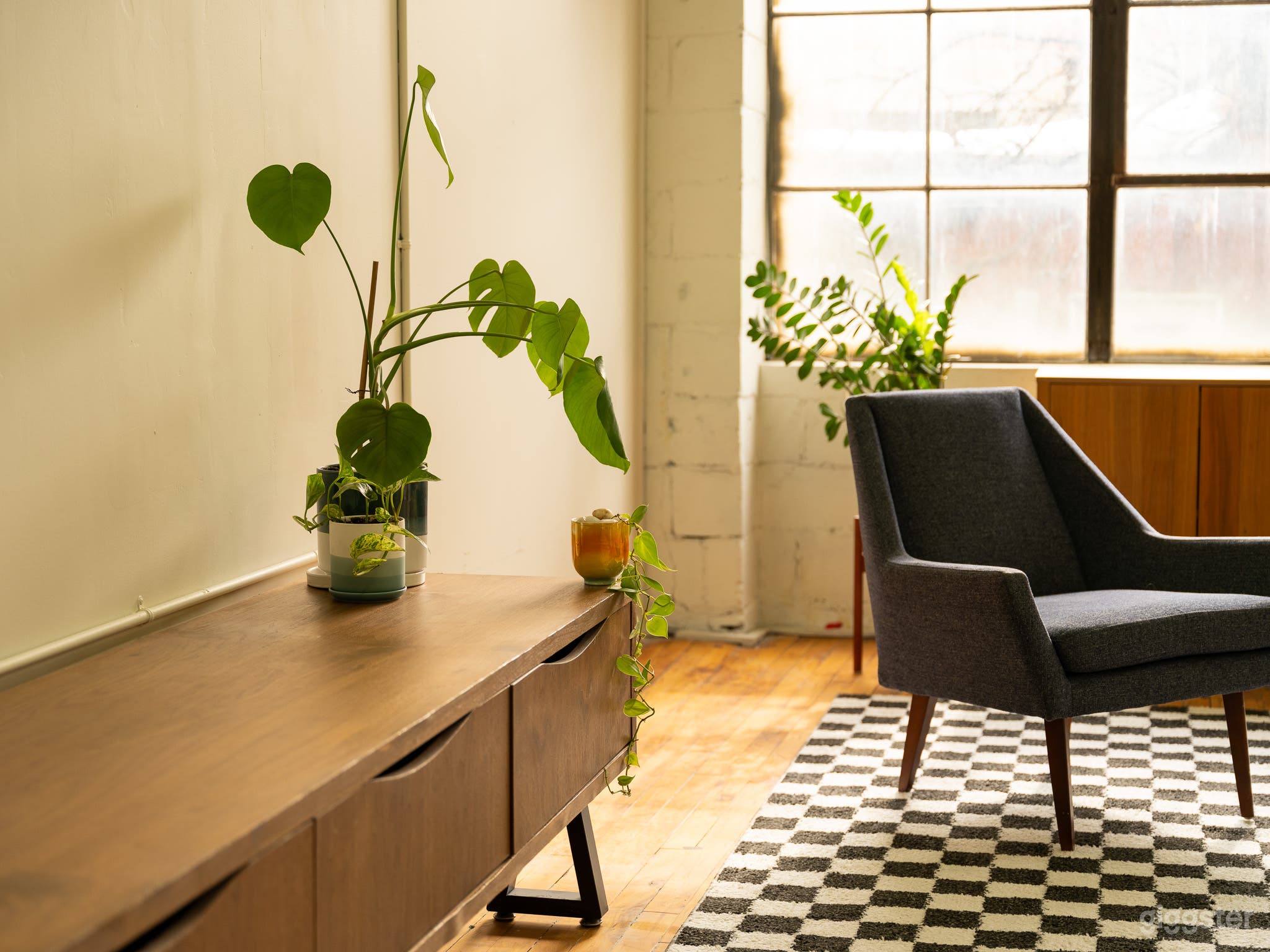 *NEW* Sunlit Industrial Loft with Modern Lounge Setup Photo 3