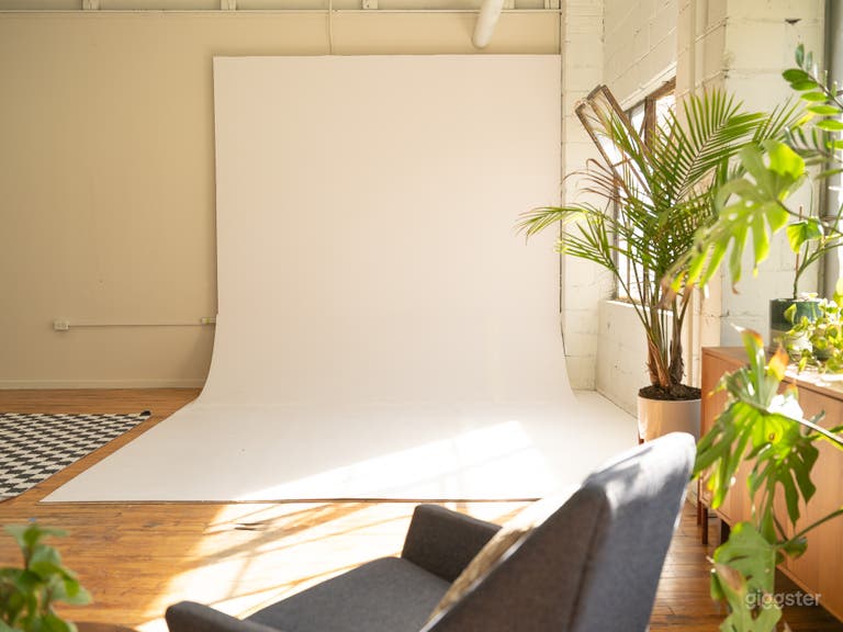  *NOUVEAU* Loft industriel baigné de lumière avec salon moderne 