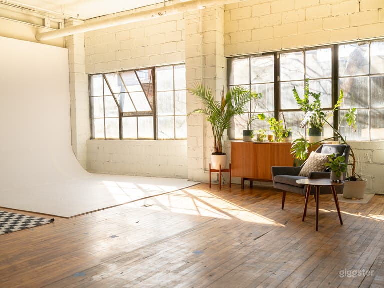  *NOUVEAU* Loft industriel baigné de lumière avec salon moderne 