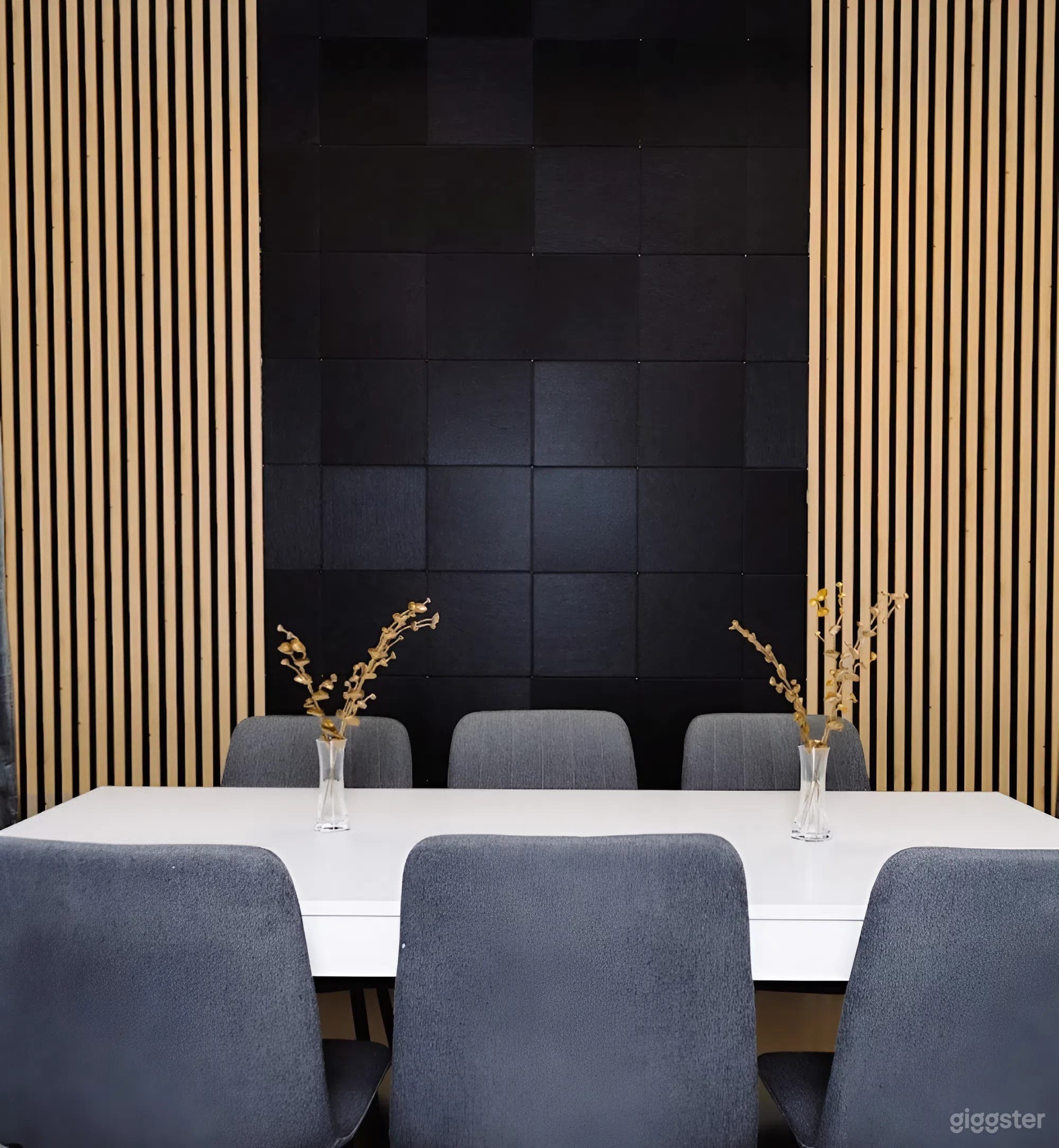 Fully Equipped Podcast & Content Studio in Warsaw Photo 2