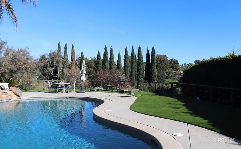  Jardin de style méditerranéen avec piscine 