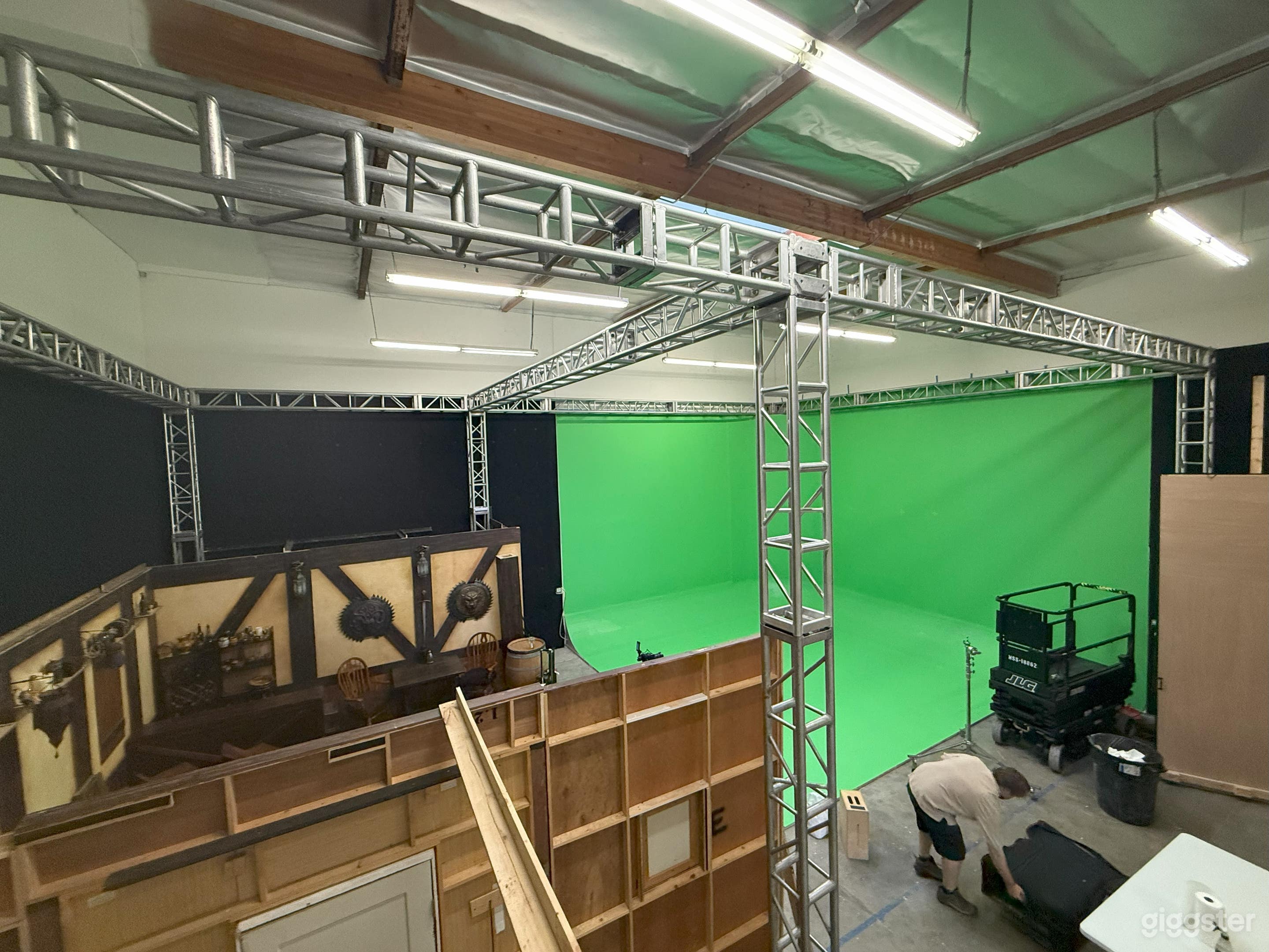 Large Green Screen in the South Bay Photo 2